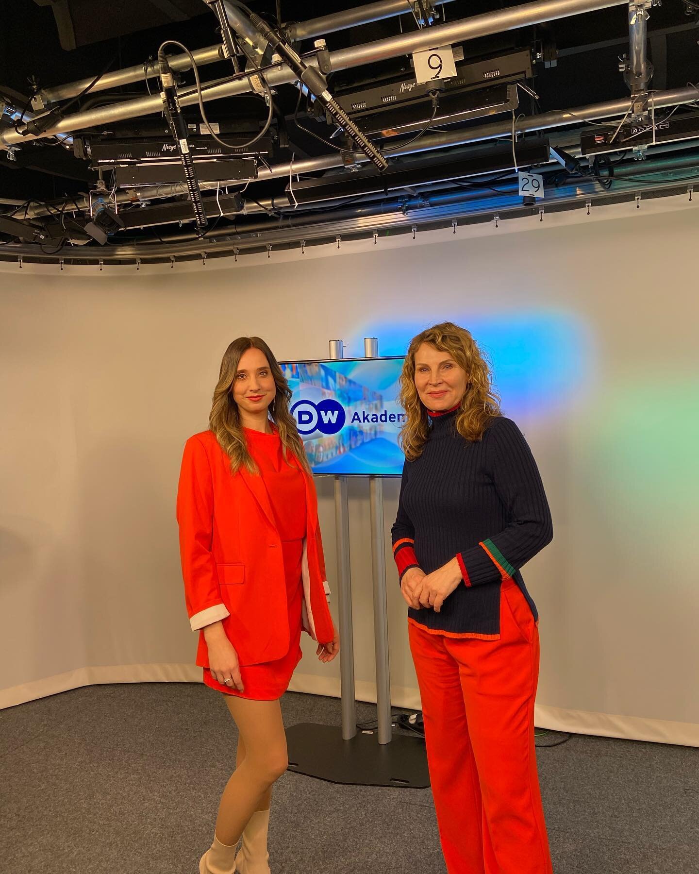 Farbe nicht abgesprochen ☺️
Es war eine ganz tolle Arbeit mit @susanne_wieseler bei der Deutschen Welle in Bonn. Powerfrau 💪 
Jetzt wei&szlig; ich, dass der Teleprompter mehr Freund als Feind ist 😅 Gro&szlig;artiges Team. Gro&szlig;artige Vibes. Vi