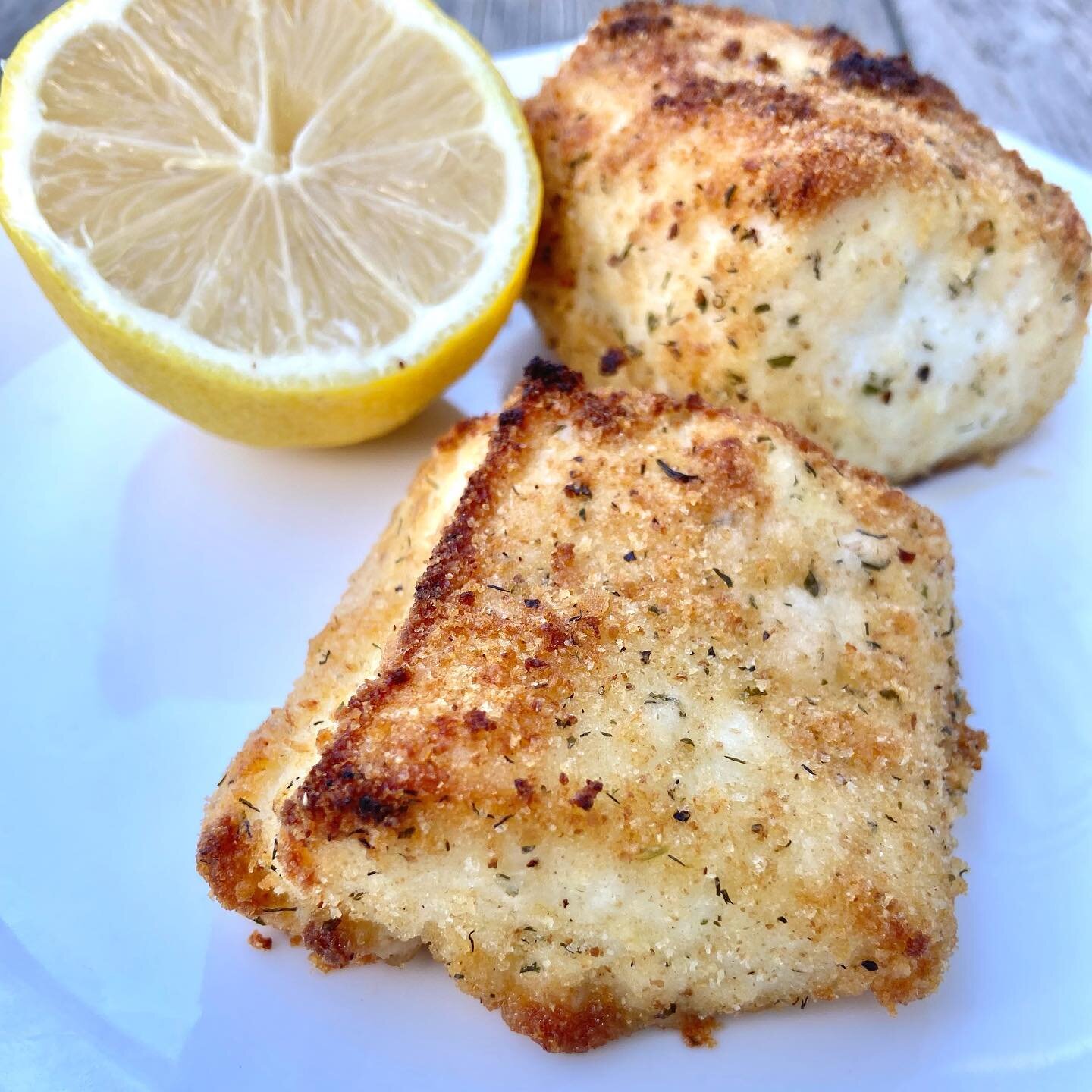 🚨New!! PANKO BREADED HALIBUT ⁣
⁣
⁣Quick and simple dinner that&rsquo;s delicious. My son hates fish and he loves this one! New recipe up on the site today. Go check it out.⁣
 ⁣
𝘞𝘢𝘯𝘵 𝘵𝘩𝘦 𝘳𝘦𝘤𝘪𝘱𝘦?⁣⁣
&mdash;&gt; Tap @whatsnasreencooking for