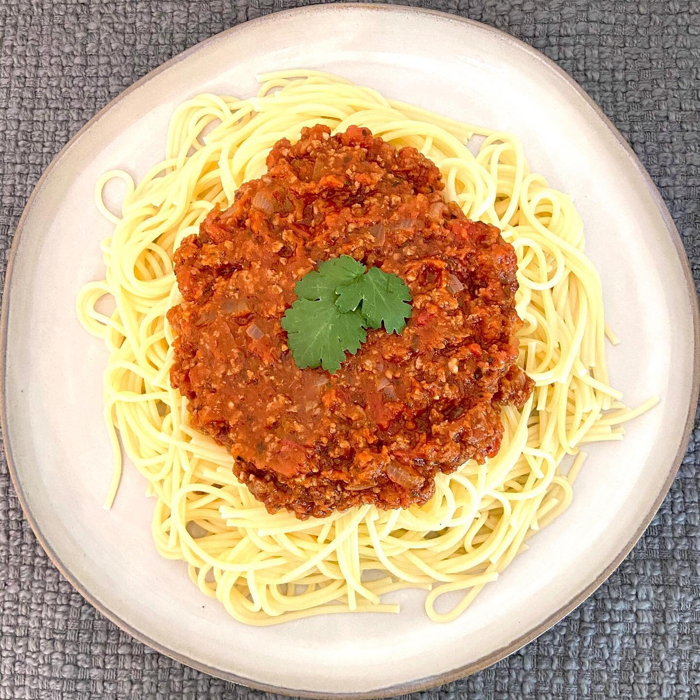 HEARTY PASTA SAUCE

This sauce is so versatile you can use it for any pasta sauce, as a lasagna sauce or even just to dip garlic bread into. It is freezer friendly so you can always make more and save it for a rainy day!

𝘞𝘢𝘯𝘵 𝘵𝘩𝘦 𝘳𝘦𝘤𝘪𝘱𝘦