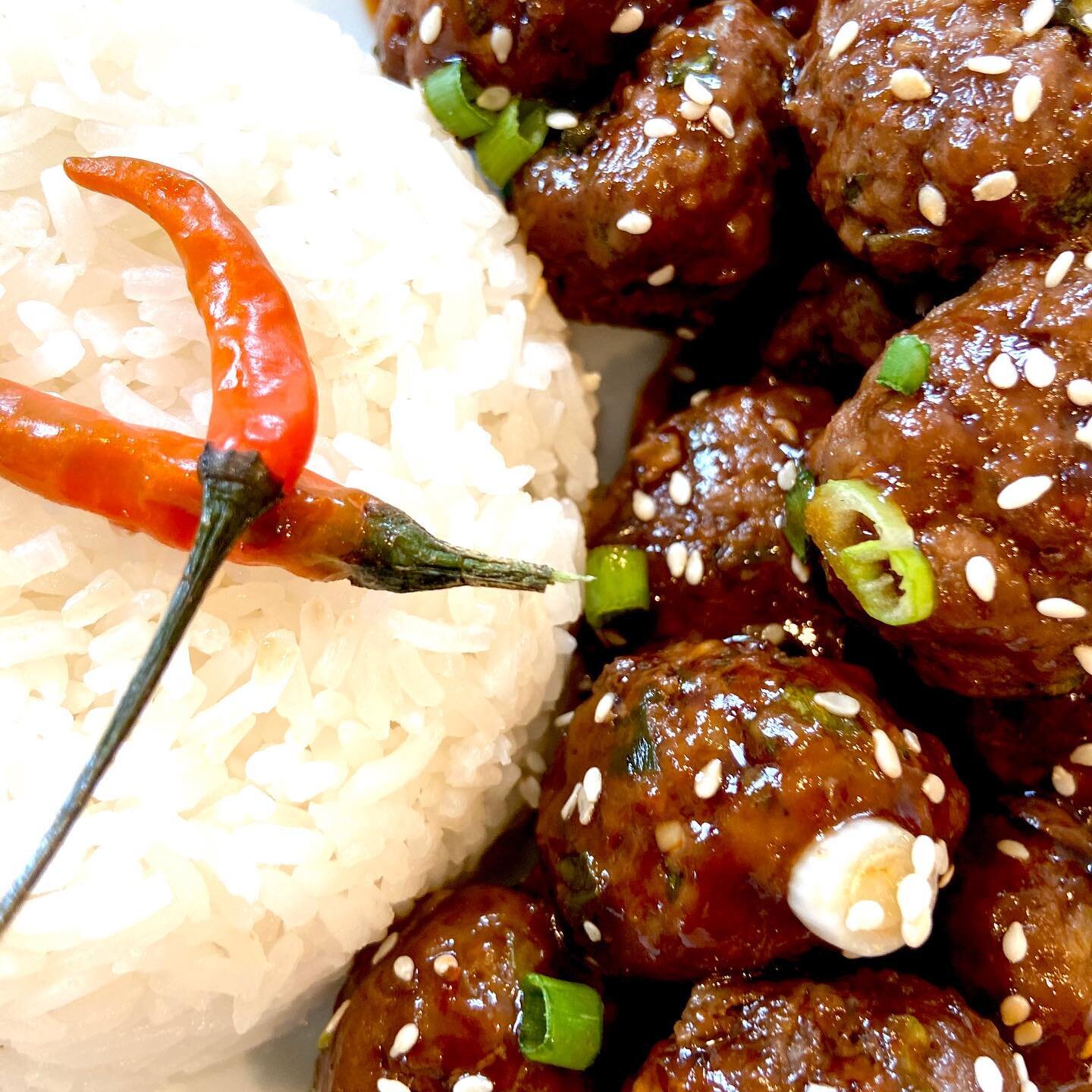 EASY GINGER SCALLION MEATBALLS

This recipe is quick and easy, something that you will love now that it is back to school. Try these out, I am sure your family will love them. Recipe is from @allthehealthythings
&bull;⁣
&bull;⁣
&bull;⁣
&bull;⁣
&bull;