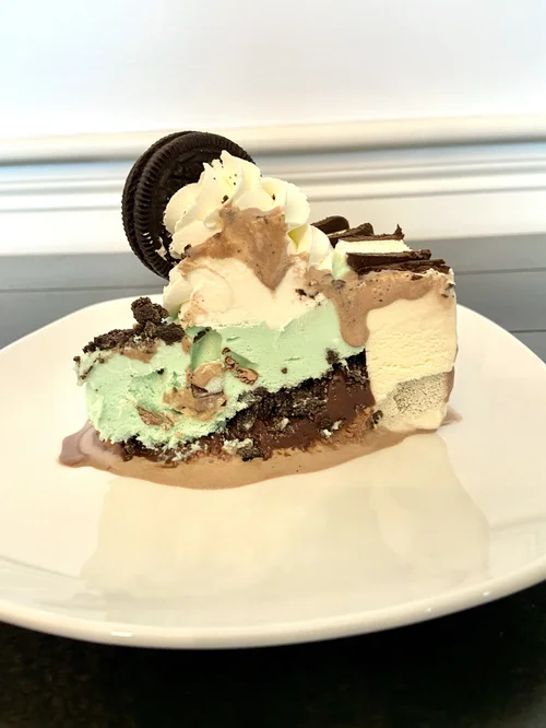 How to Decorate an Ice Cream Cake for the Holidays: Festive Tips