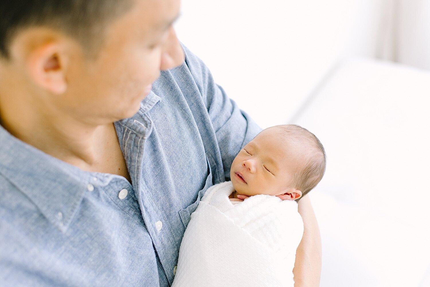 Dad holding newborn son | Photos by Ambre Williams Photography