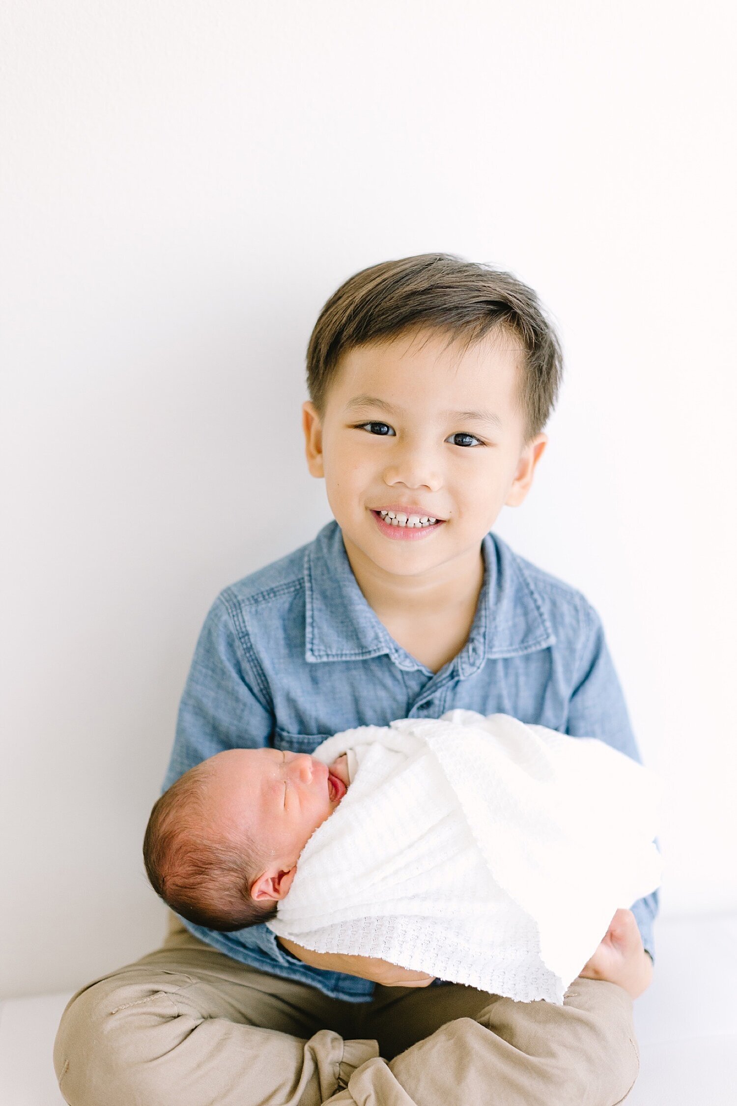 Big brother holding baby brother | Ambre Williams Photography