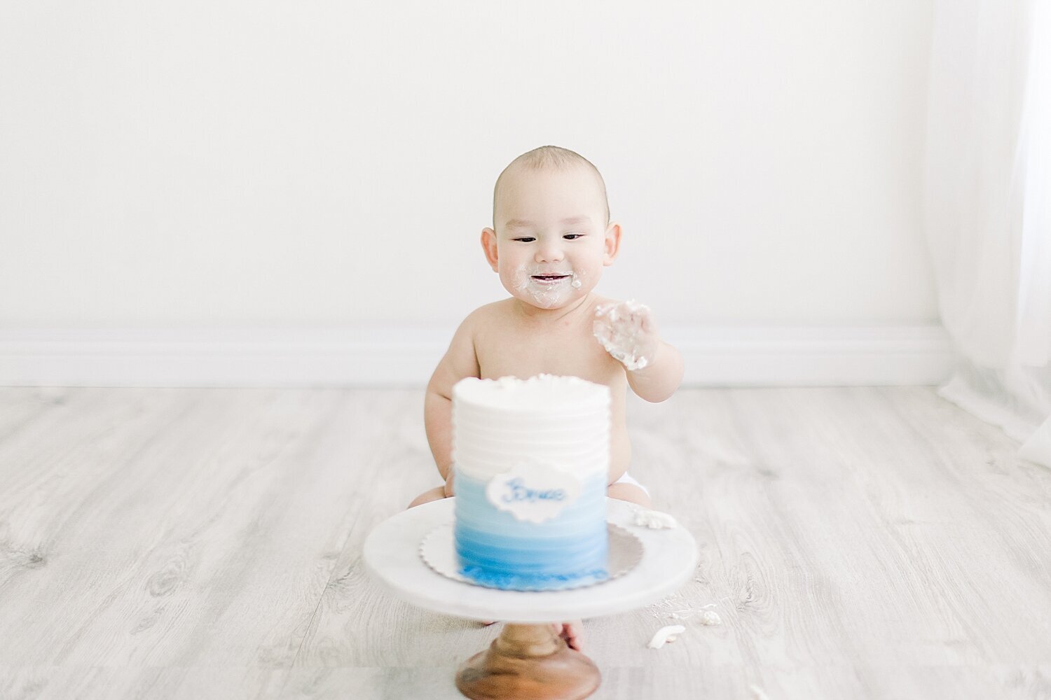 First birthday photoshoot in Newport Beach Studio. Photo by Ambre Williams Photography.