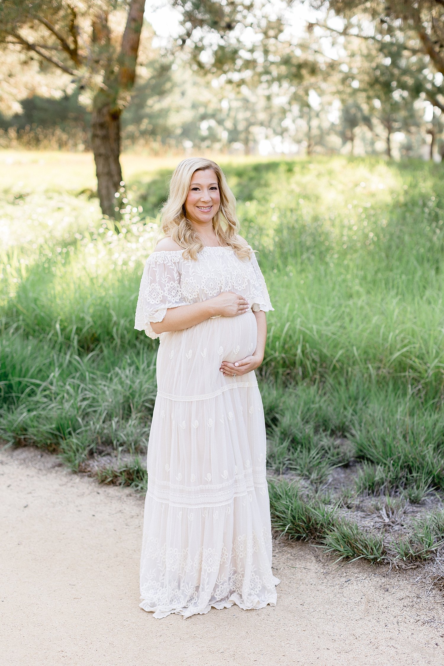 Expecting mom in lace dress | Ambre Williams Photography