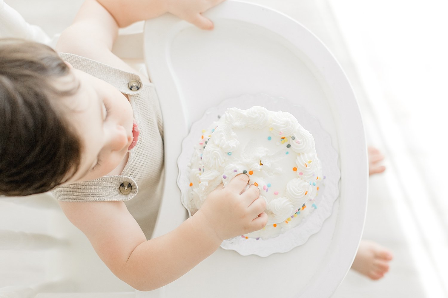 One year old cake smash session in studio | Ambre Williams Photography