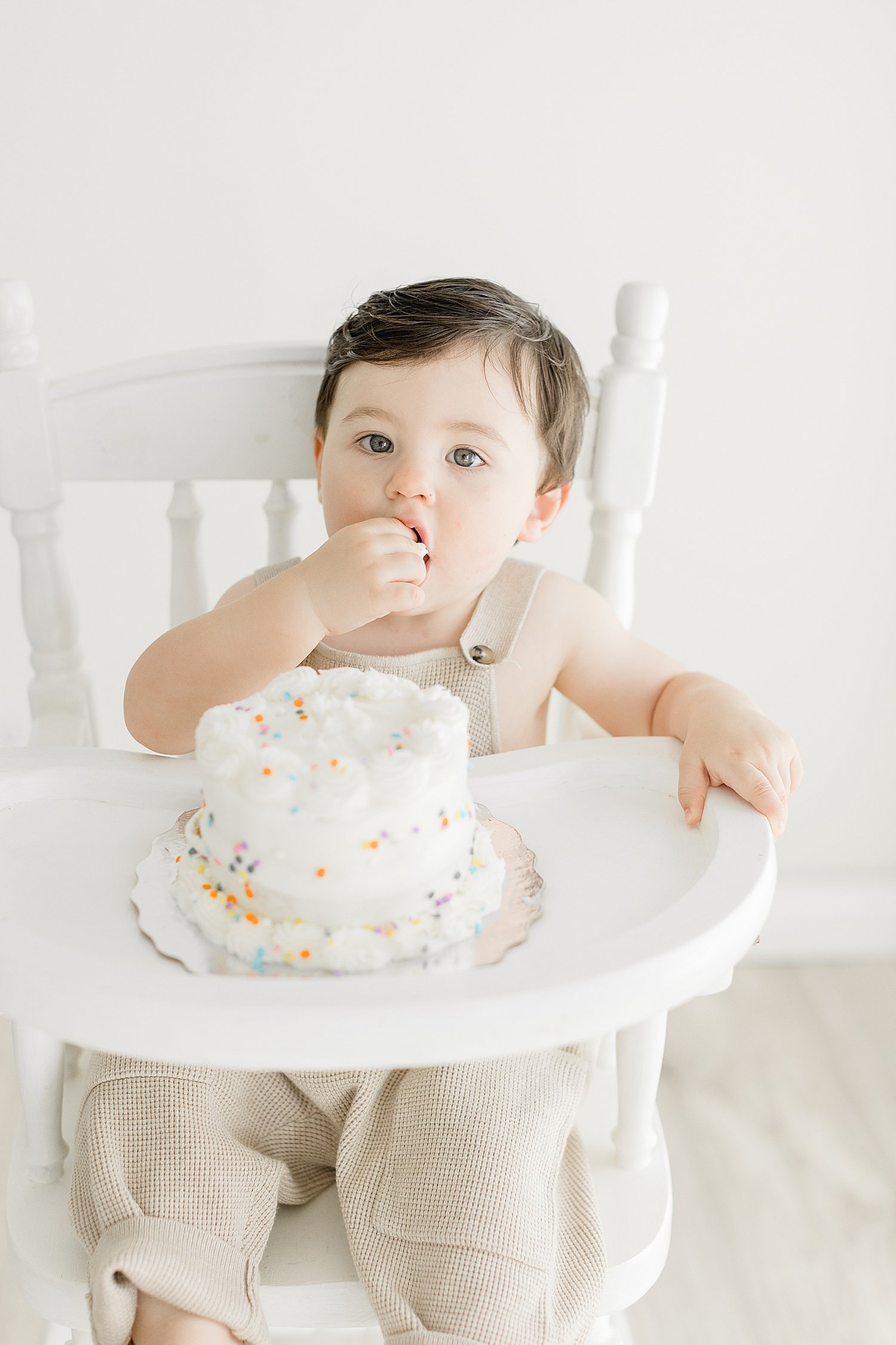 One year old cake smash session in studio | Ambre Williams Photography