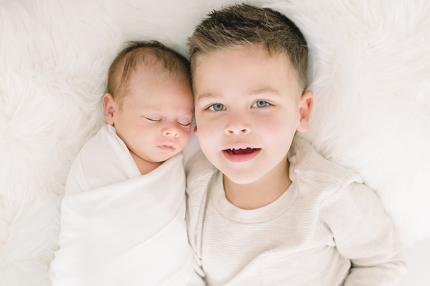 Sibling photos during newborn session | Ambre Williams Photography