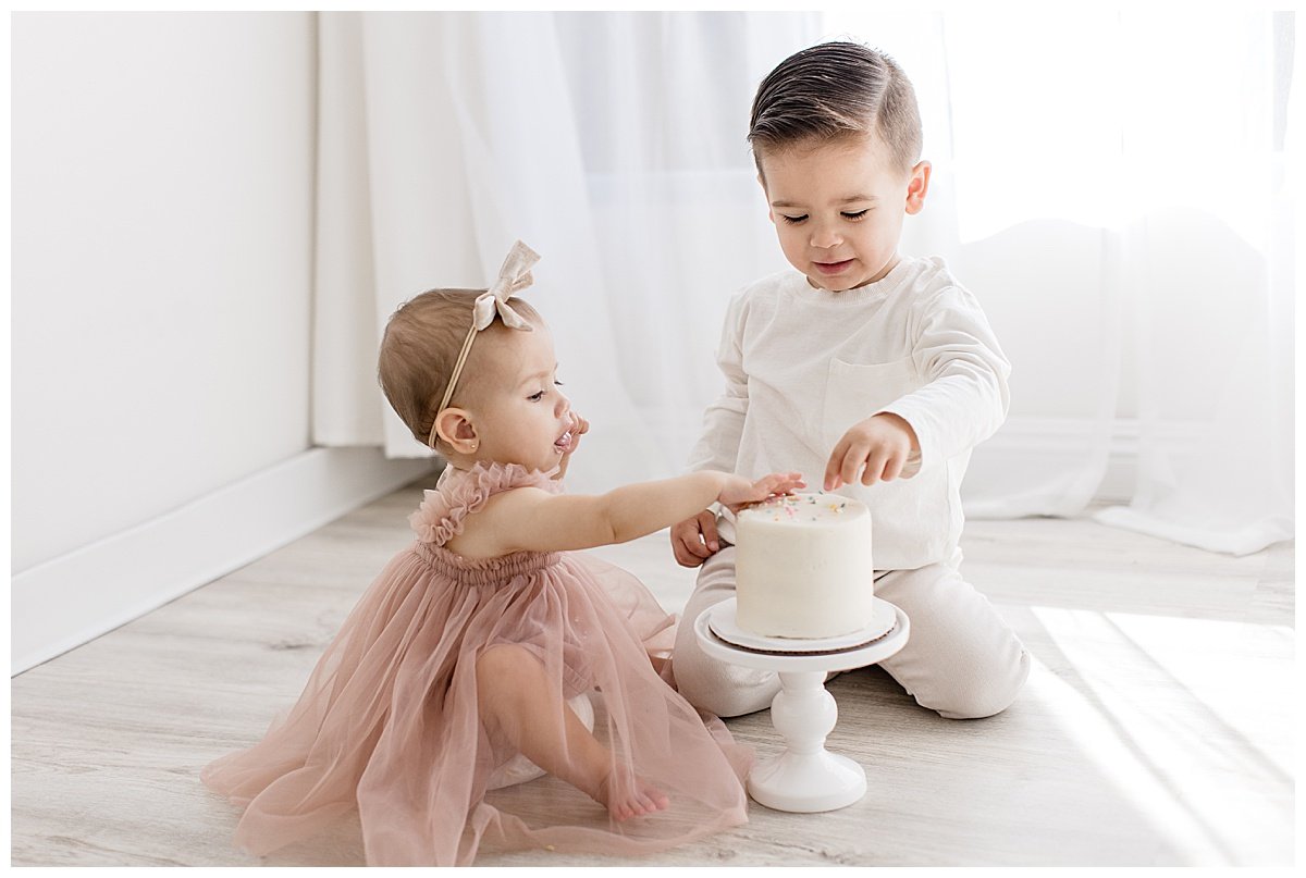 first year cake smash session with sibling | Ambre Williams Photography