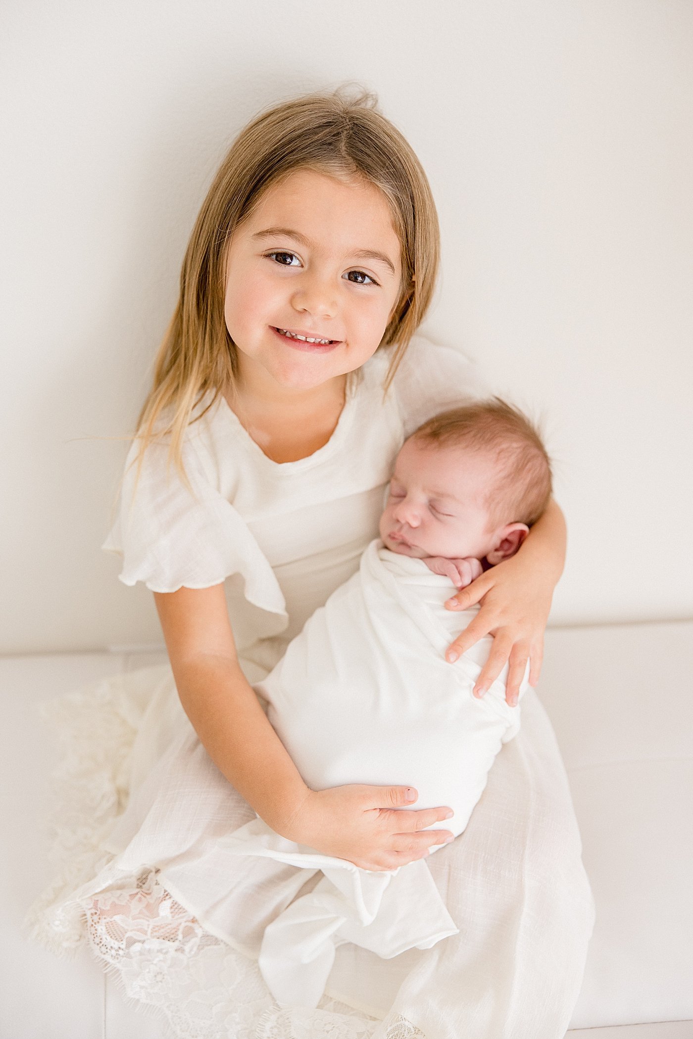 Newborn Session with sibling | Ambre Williams Photography