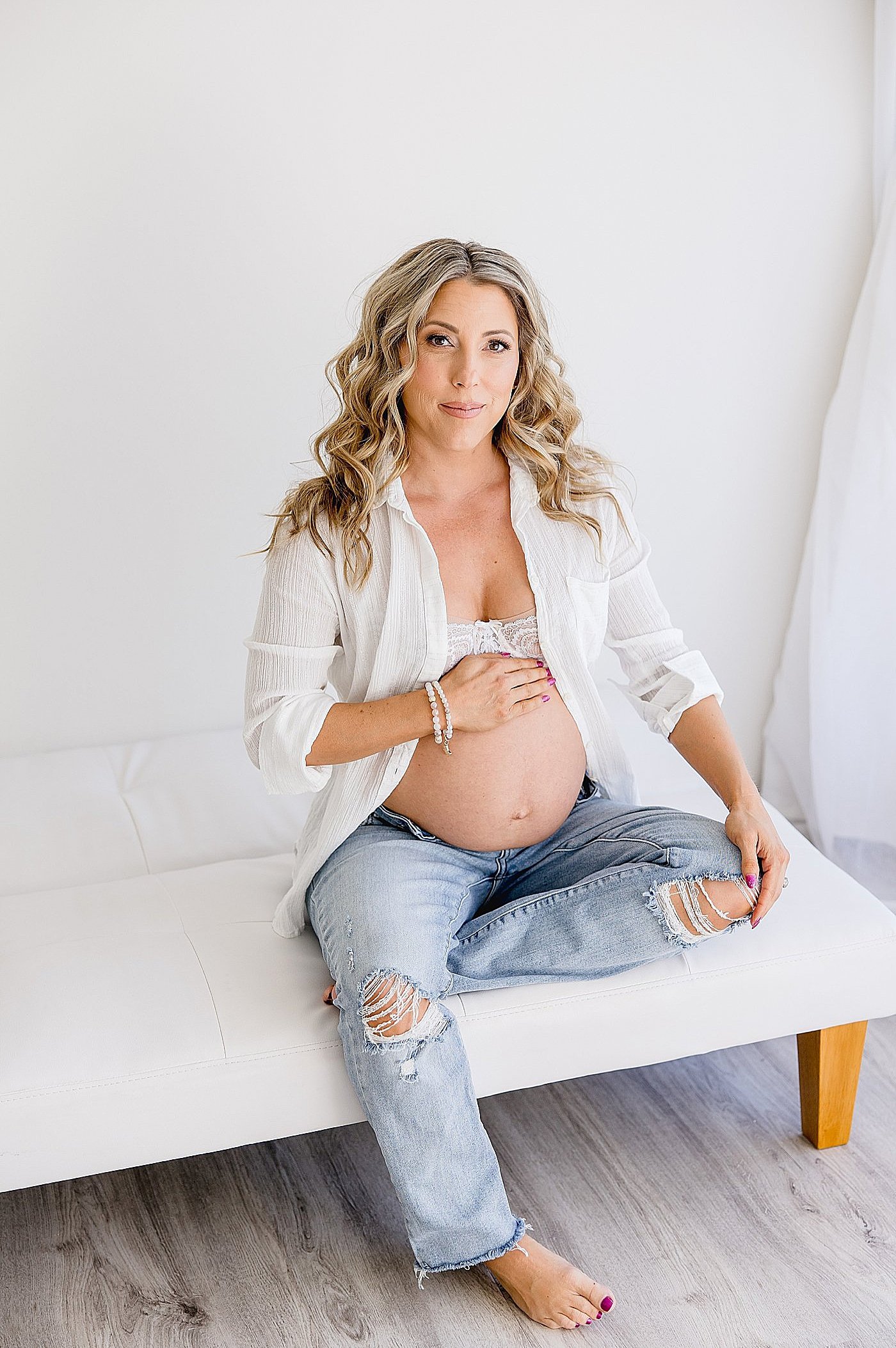 Tips-On-What-To-Wear-For-A-Maternity-Session-Newport-Beach-Maternity-Photographer_0022.jpg
