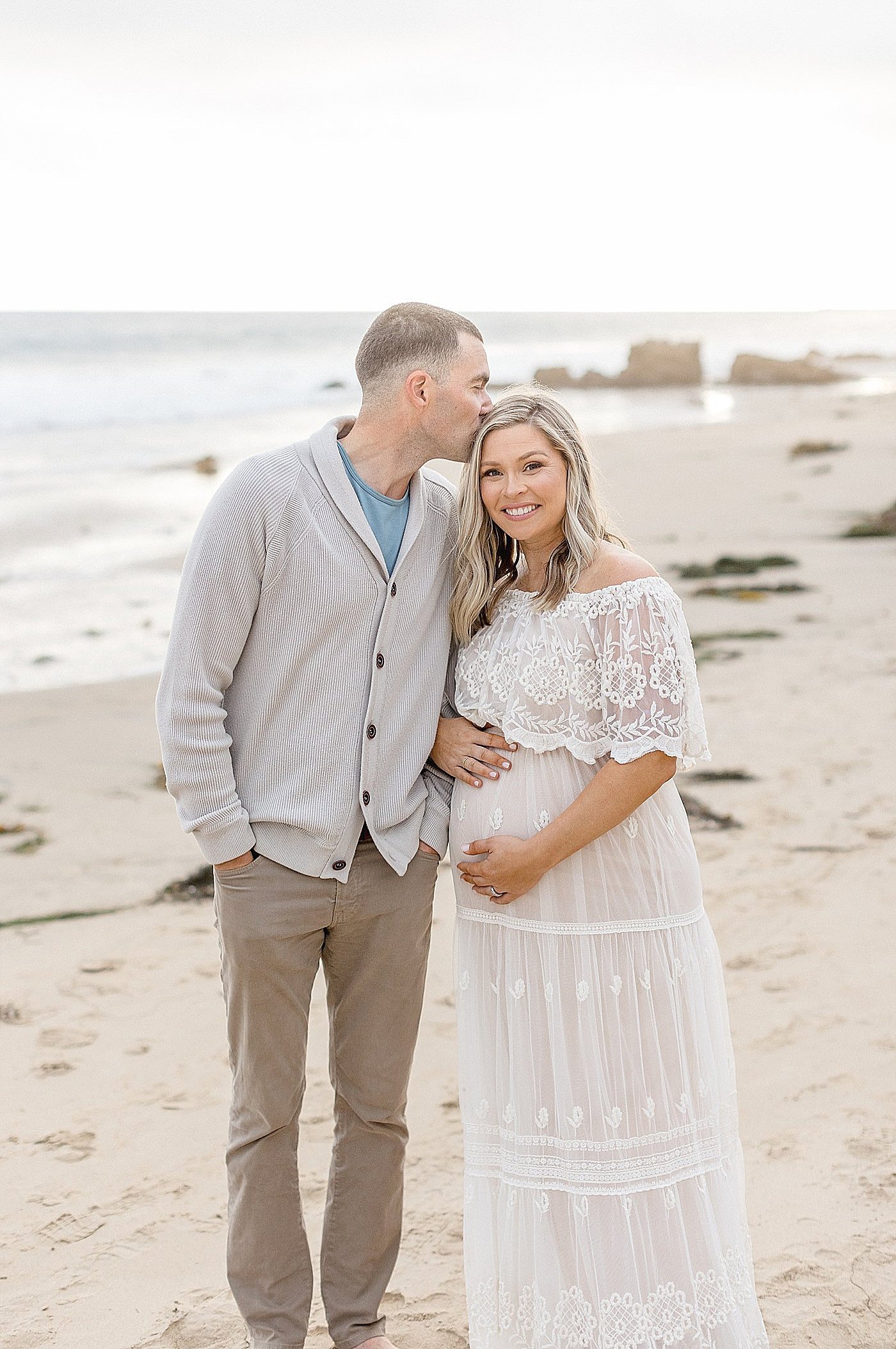 Tips-On-What-To-Wear-For-A-Maternity-Session-Newport-Beach-Maternity-Photographer_0027.jpg