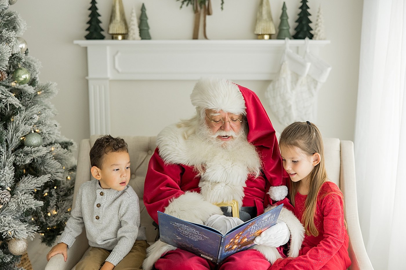 Reading A Book with Santa In Newport Beach | Ambre Williams Photography