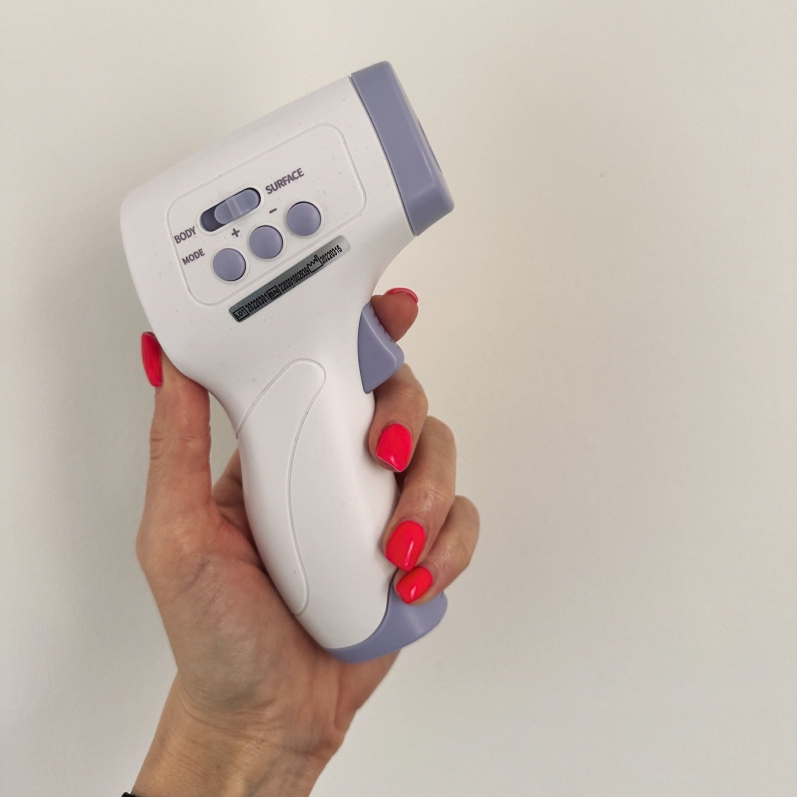 Zap Zap ⚡️ 

Tools of my trade&hellip;.. The thermometer 🌡️ 

When we are performing skin tightening treatments we need the skin to reach the optimal temperature for maximum skin tightening magic to happen!!!

So every now and then throughout your b