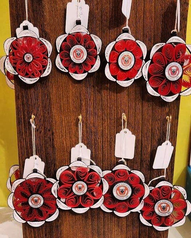 Show some CHS love!

Beautiful handmade quilled ornaments by local mom Erin O'Connor.

25% of ornament purchase goes to support 2024 Midnight Madness.

Stop into @hopscotchathome and they will wrap one (or 2 or 3!)up for you.
&bull;
#maplewoodvillage