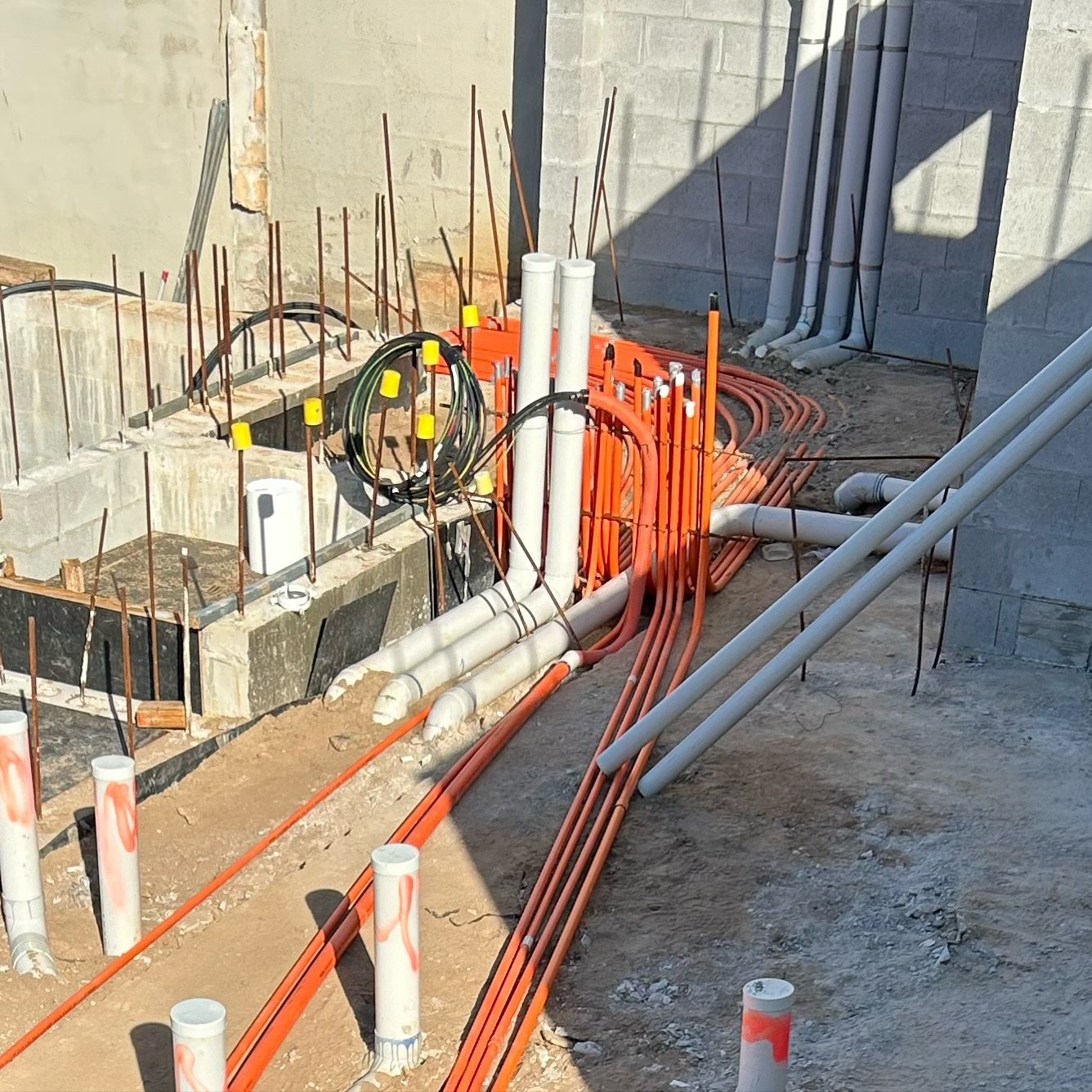 Got a bit going on at this one at Sunshine Beach @robinson_architects @duncansquiresbuilding @electronicliving