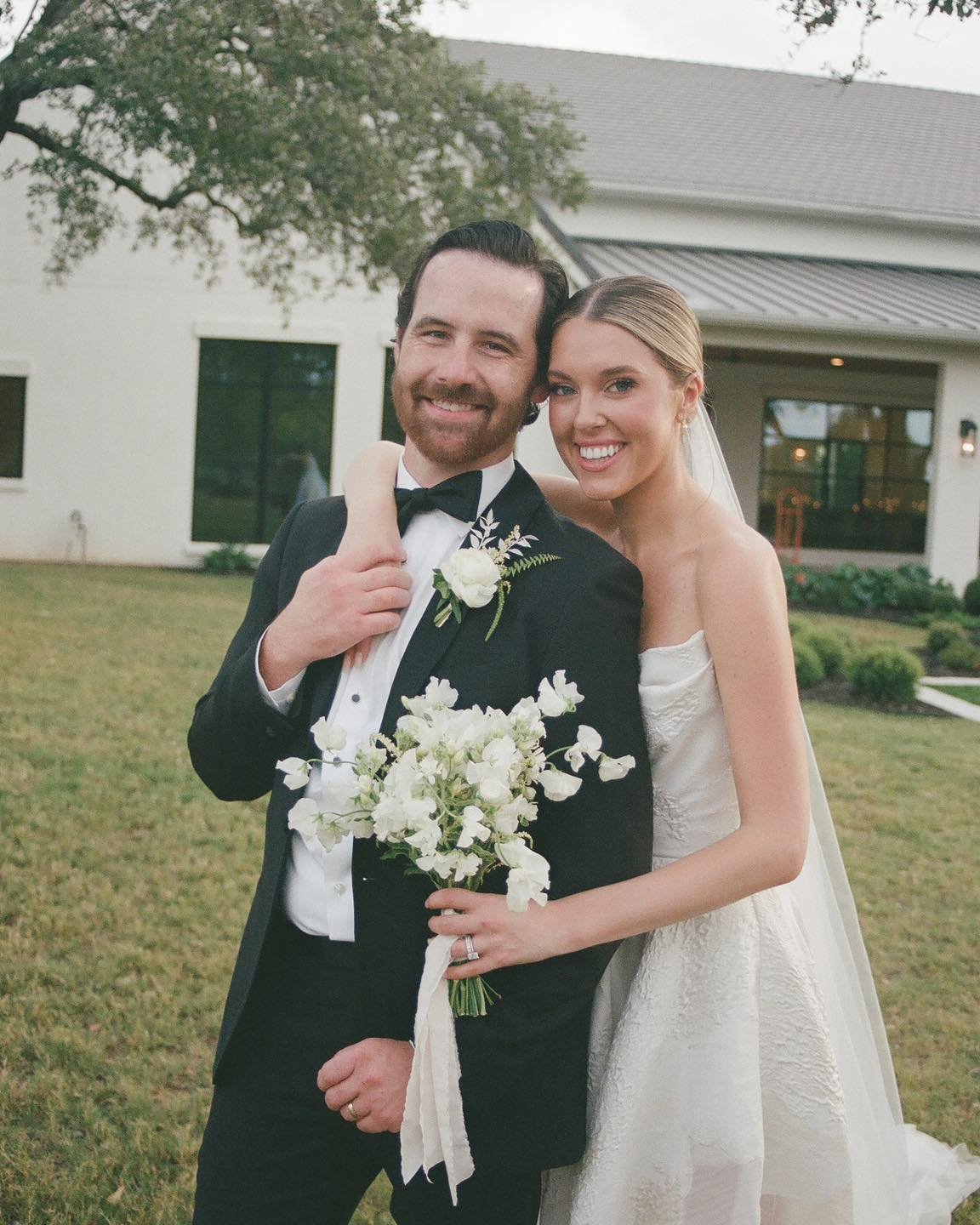 Look at these love doves! 🕊️🕊️

Shooting with my gal @kayla.snell 🤍
.
.
.
.
.
.
.
.
#austinelopementphotographer #austinintimatewedding #prospecthousewedding #hotelsaintceciliawedding #hotelmagdalenawedding #austinweddingphotographer #austinweddin