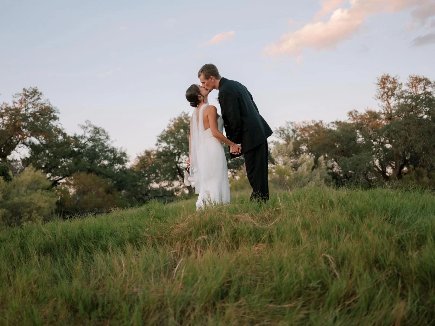 That just-after-sunset light. 🤍
.
.
.
.
.
.
Photo + Super 8: Bonnie Burke Weddings | @bonnieburkephoto
Planner: HH In-House Planning | @hhplanninganddesign
Venue: Prospect House | @prospecthousetx
Floral: Native Bloom | @nativebloomfloral
Catering: 