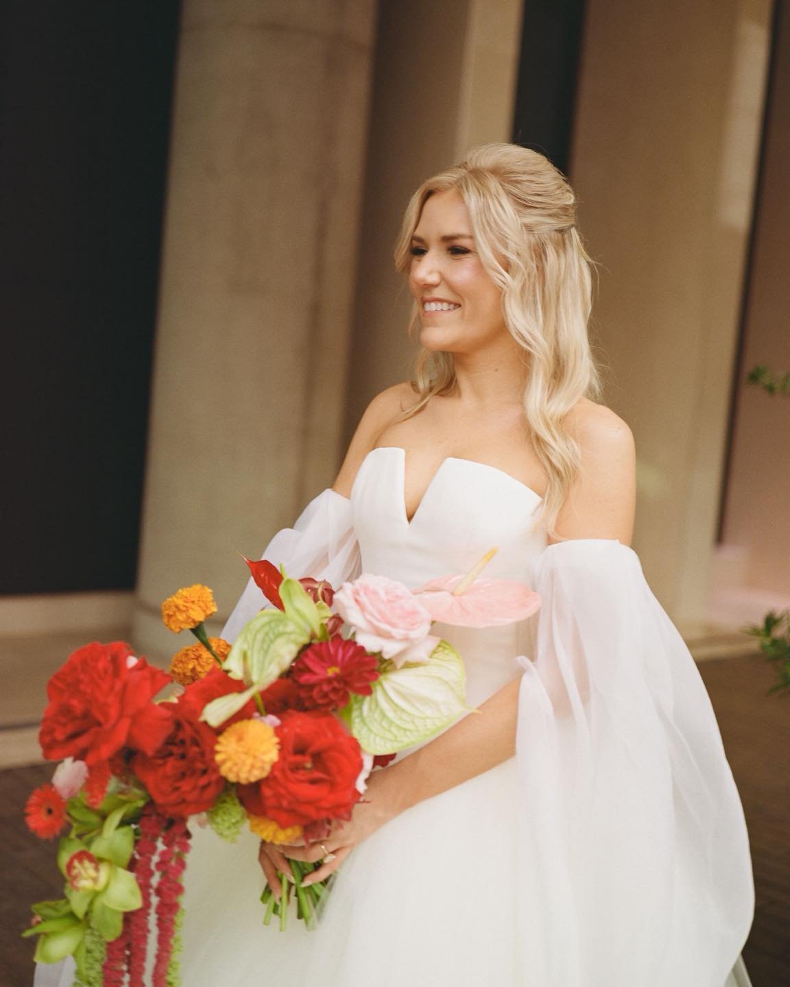 Peyton + Peter 🌹🎩
.
.
.
.
.
.
Photo: Bonnie Burke Weddings | @bonnieburkephoto
Planner: WHITT ROSS | @whitt_ross @kelseymccollam 
Venue: Distribution Hall | @distributionhall 
Floral: Flora Fetish | @florafetish 
Catering: Crave Catering | @craveca