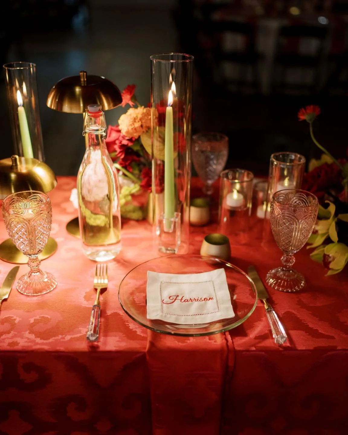 Perfect &rarr; Messy. (both are beautiful but I much prefer messy) &hearts;️
.
.
.
.
.
Photo: Bonnie Burke Weddings | @bonnieburkephoto
Planner: WHITT ROSS | @whitt_ross @kelseymccollam 
Venue: Distribution Hall | @distributionhall 
Floral: Flora Fet