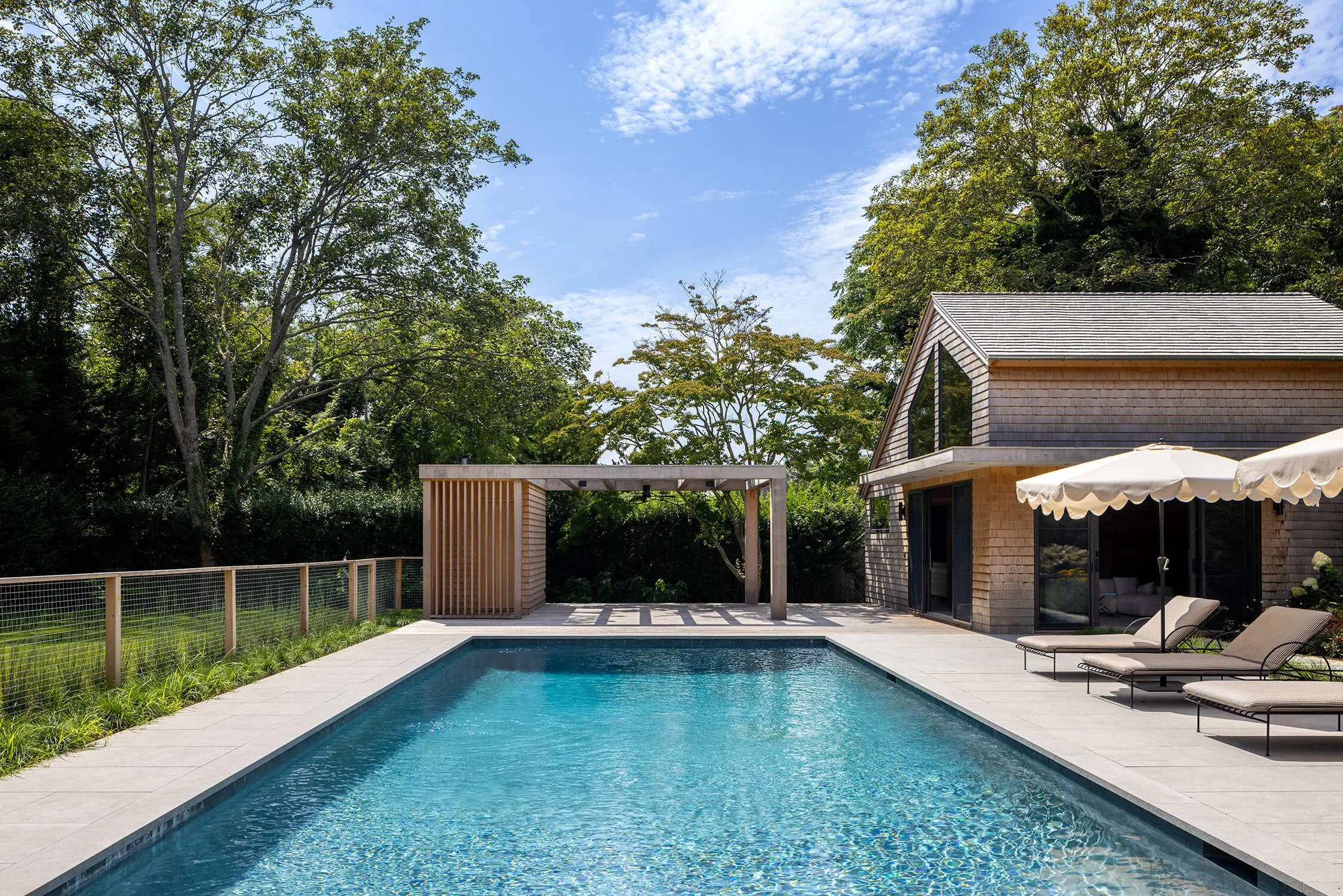 Modern Serenity in East Hampton: A Pool House by Joseph Pagac Architect