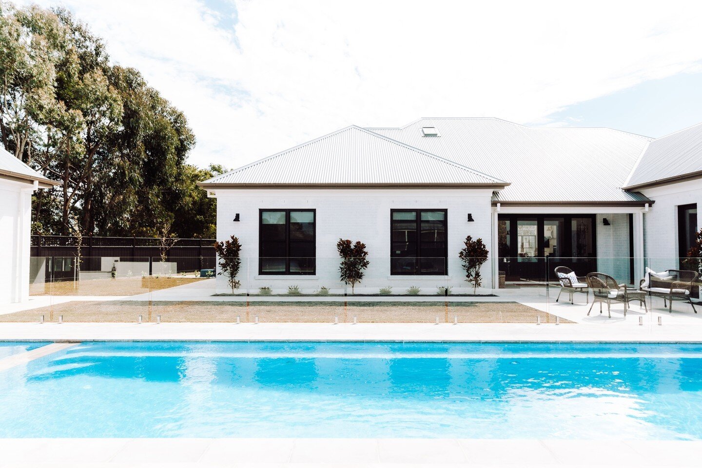 White Brick House Backyard Exterior 🤍⁠
⁠
by @chloesmithphotography⁠
⁠
#covethomes #kynetonbuilder #kyneton #macedonranges #macedonrangesbuilder ⁠
#landscaping #outdoorfurniture #gardendesign #outdoordesign #outdoorliving #landscapedesign