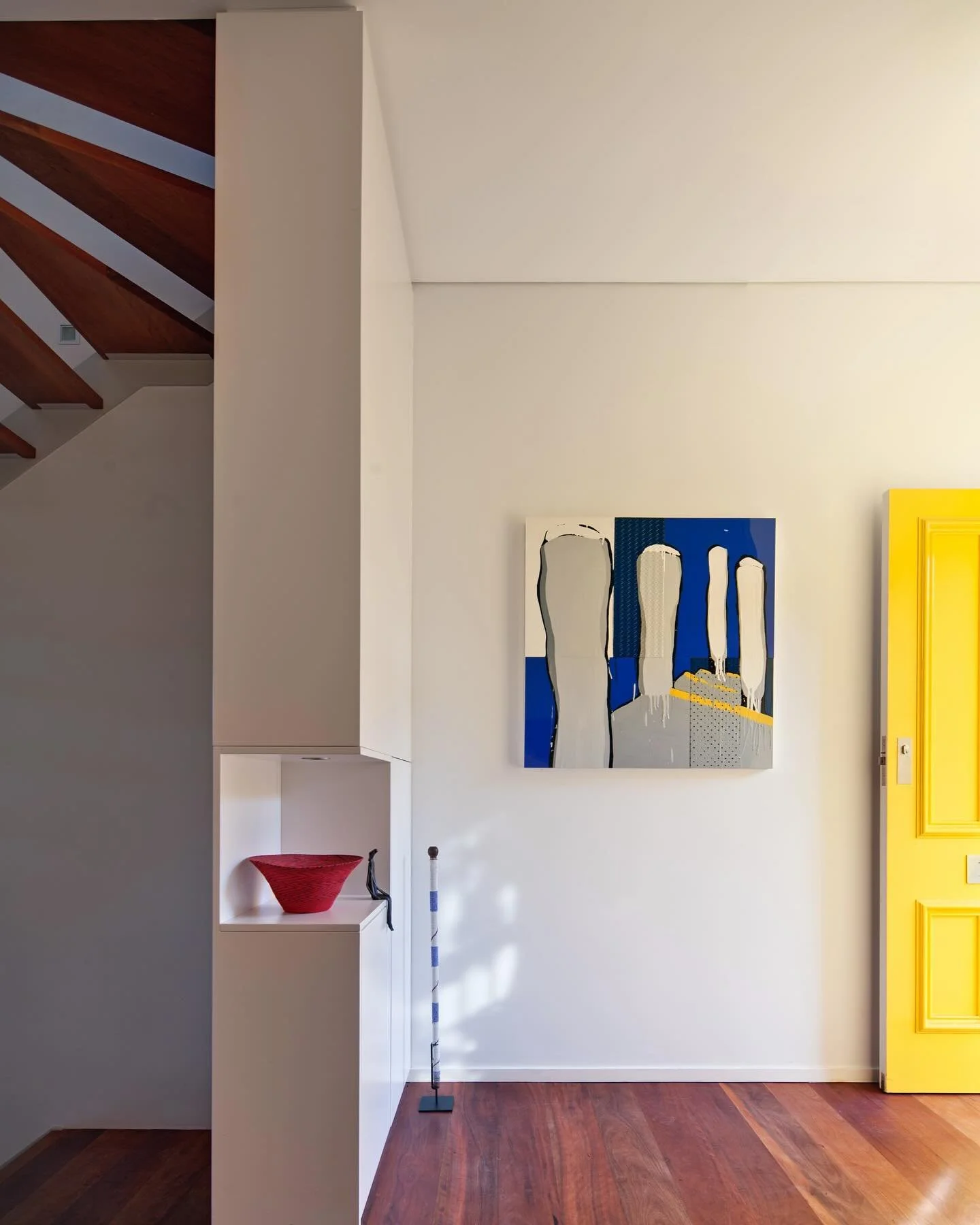 Hargrave St, a project from many years ago. Vibrant art and landscaping help create a youthful and optimistic environment, perfect for the clients and their small children. 

#freyasalterdesign #freyasalter #sydneyinteriordesign #contemporydesign 

I