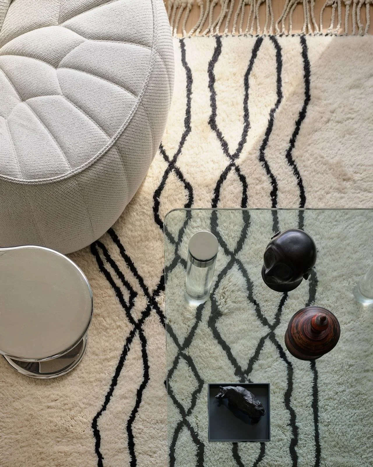 Woollahra close up&hellip;.

📸 @smartanson 
Styling @victoriacollison_ 

#australianinteriordesigner 
#sydneyinteriordesigner#contemporaryinteriors#benirugs#ligneroset
#freysalterdesign #freyasalter