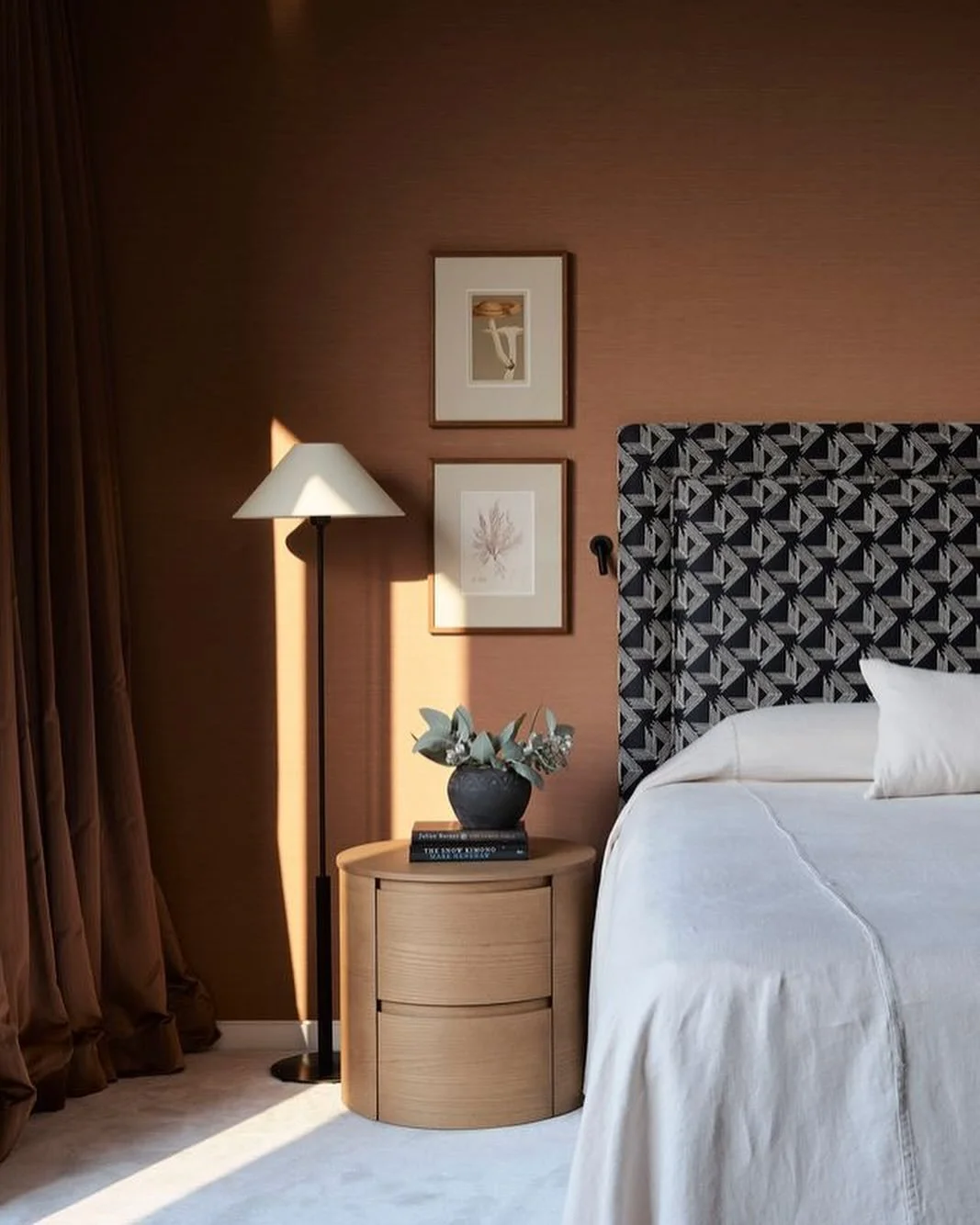Warm, inviting terracotta tones in Woollahra bedroom&hellip;..

#australianinteriordesigner 
#sydneyinteriordesigner #luxurybedroom#redelmanfabrics#fschumacherfabrics
#freysalterdesign #freyasalter