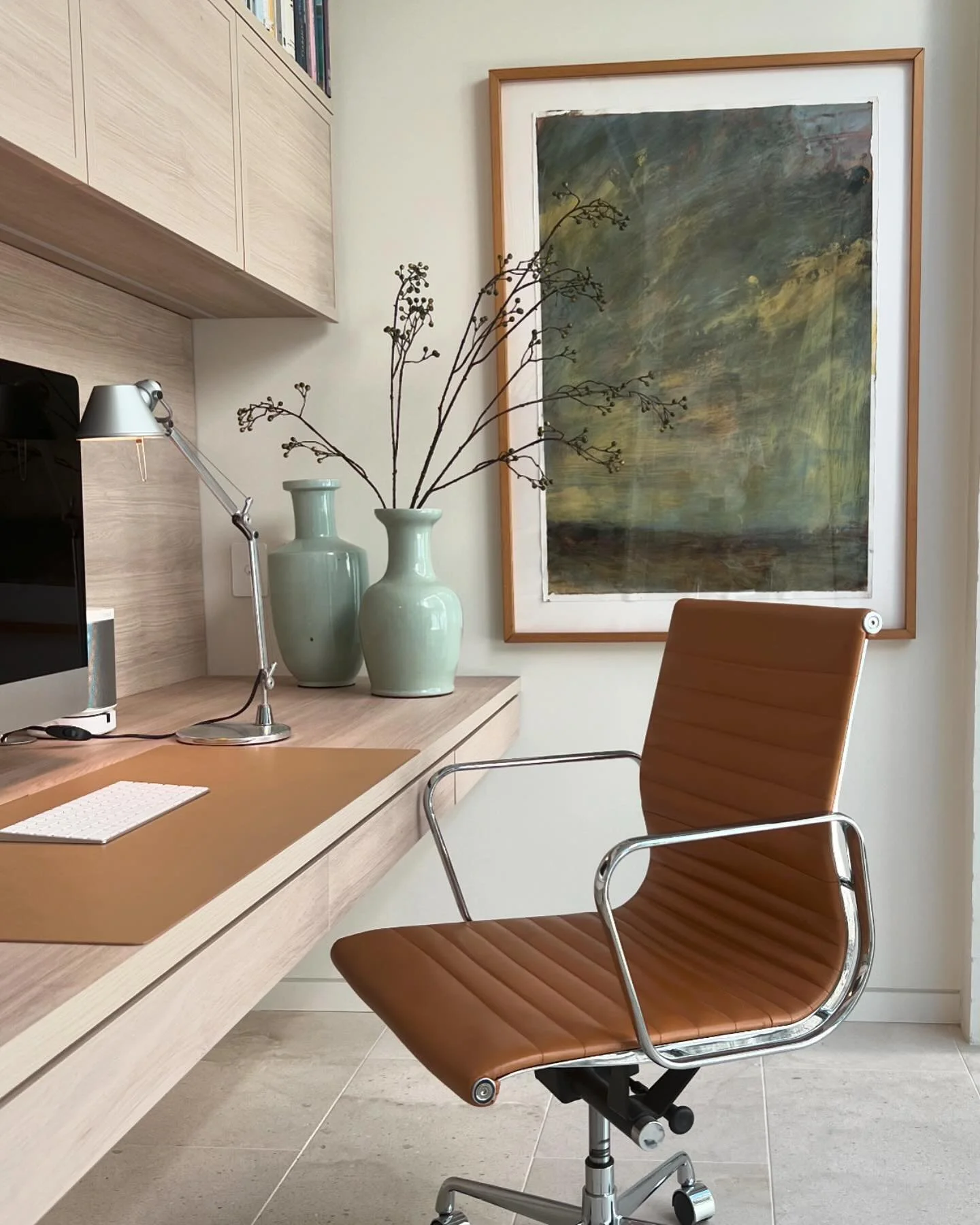 Trying out things before shoot&hellip; office simplified!

#australianinteriordesigner 
#sydneyinteriordesigner #gardenhouse #woollahrahouse #luxuryhomeoffice#homeoffice
#freysalterdesign #freyasalter