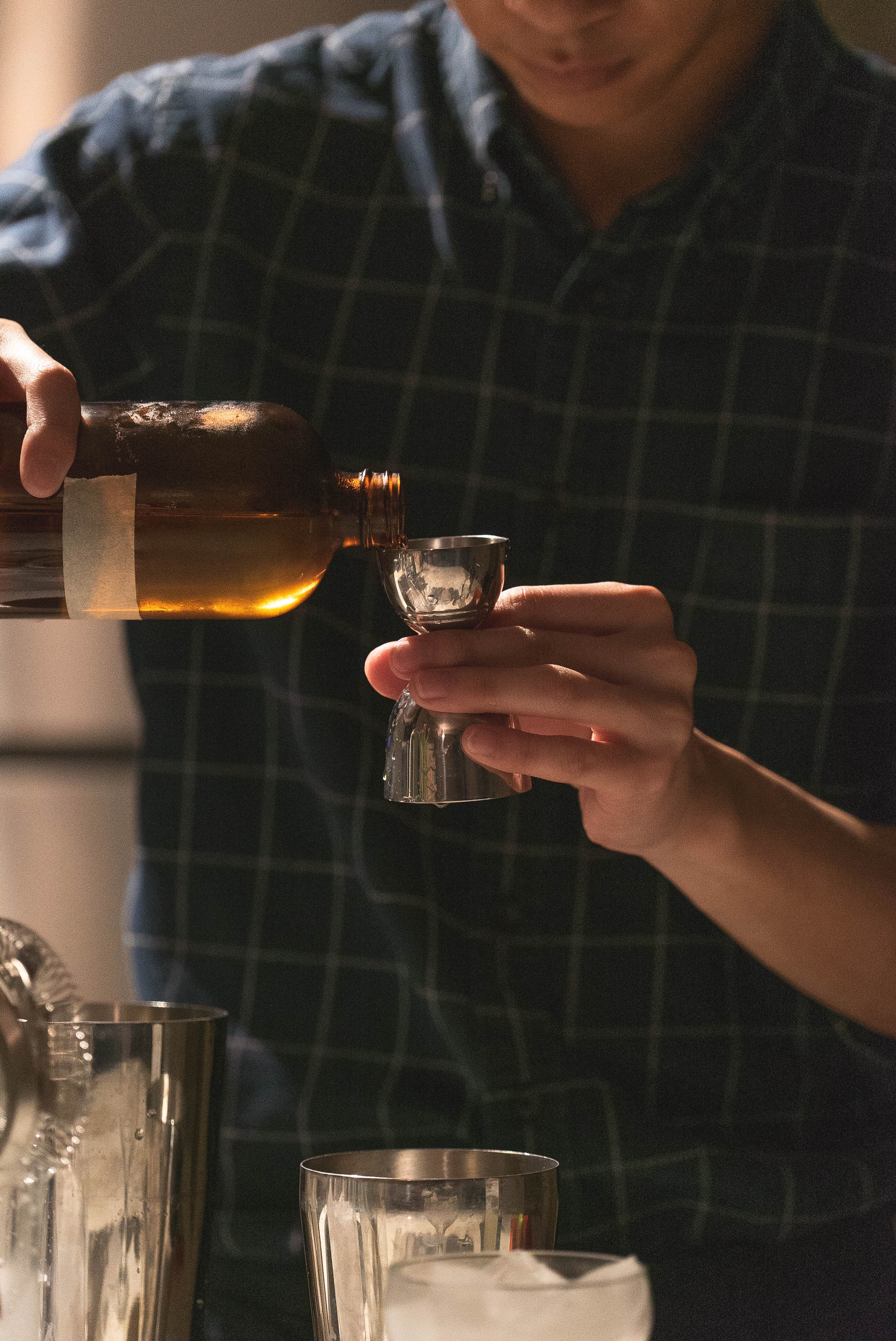 pouring simple syrup