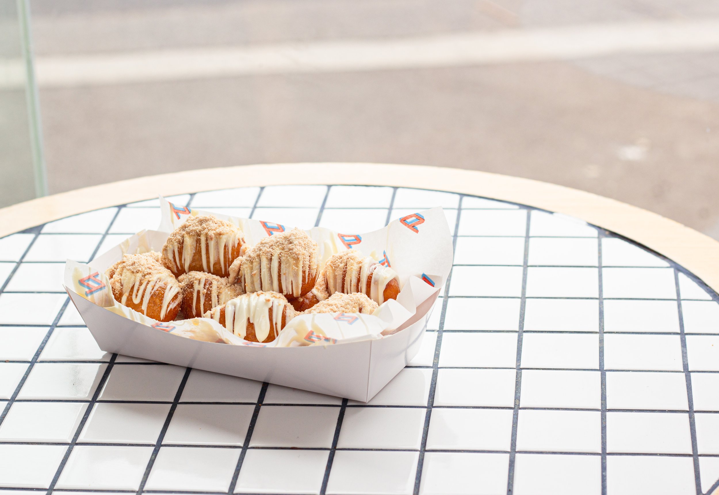 White Sand & Hunnies by Drizzl’d featuring freshly cooked hot ball doughnuts topped with white chocolate, honey drizzle and premium toppings. A popular late night dessert in Melbourne, Moonee Ponds and Essendon.