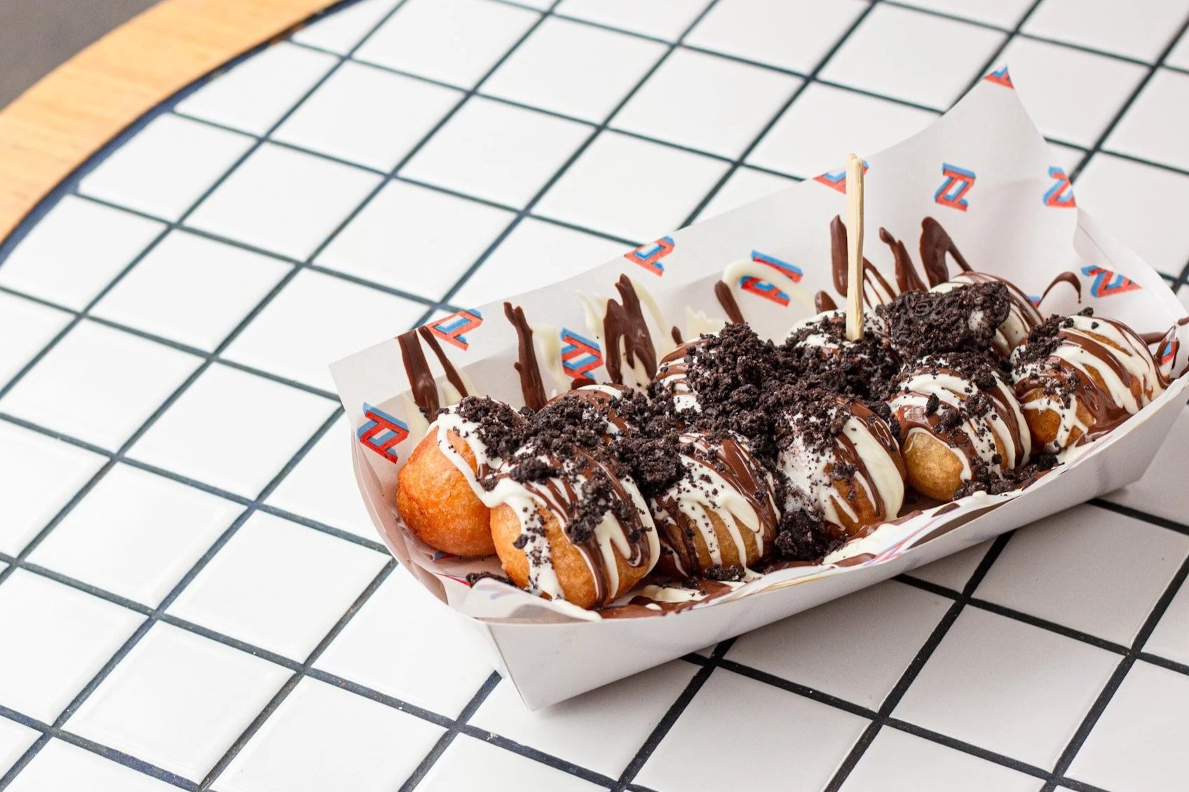 Michael Jackson dessert at Drizzl’d Moonee Ponds, warm doughnut balls covered in white chocolate and milk chocolate drizzle. A favourite dessert near Essendon for late night sweet cravings.