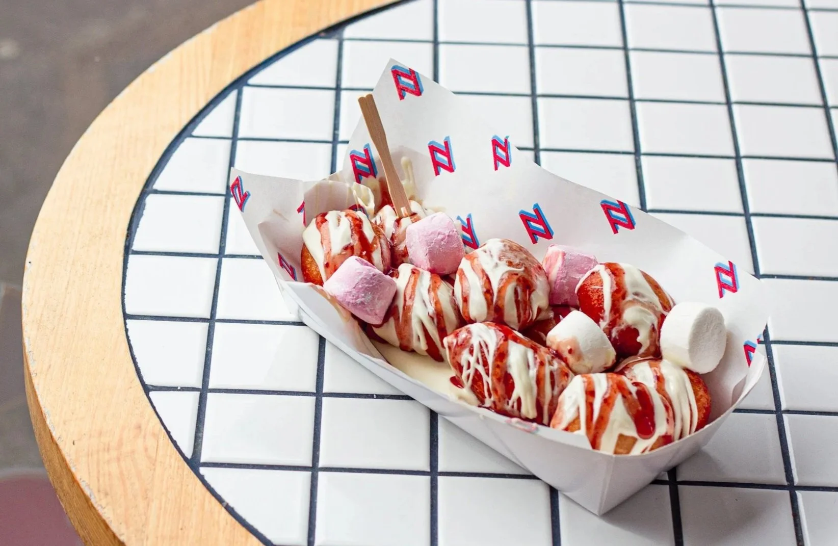 Berry Me in Cuddles dessert from Drizzl’d featuring warm hot ball doughnuts topped with fresh strawberries, berry sauce and premium toppings. Popular late night dessert in Melbourne, Moonee Ponds and Essendon.