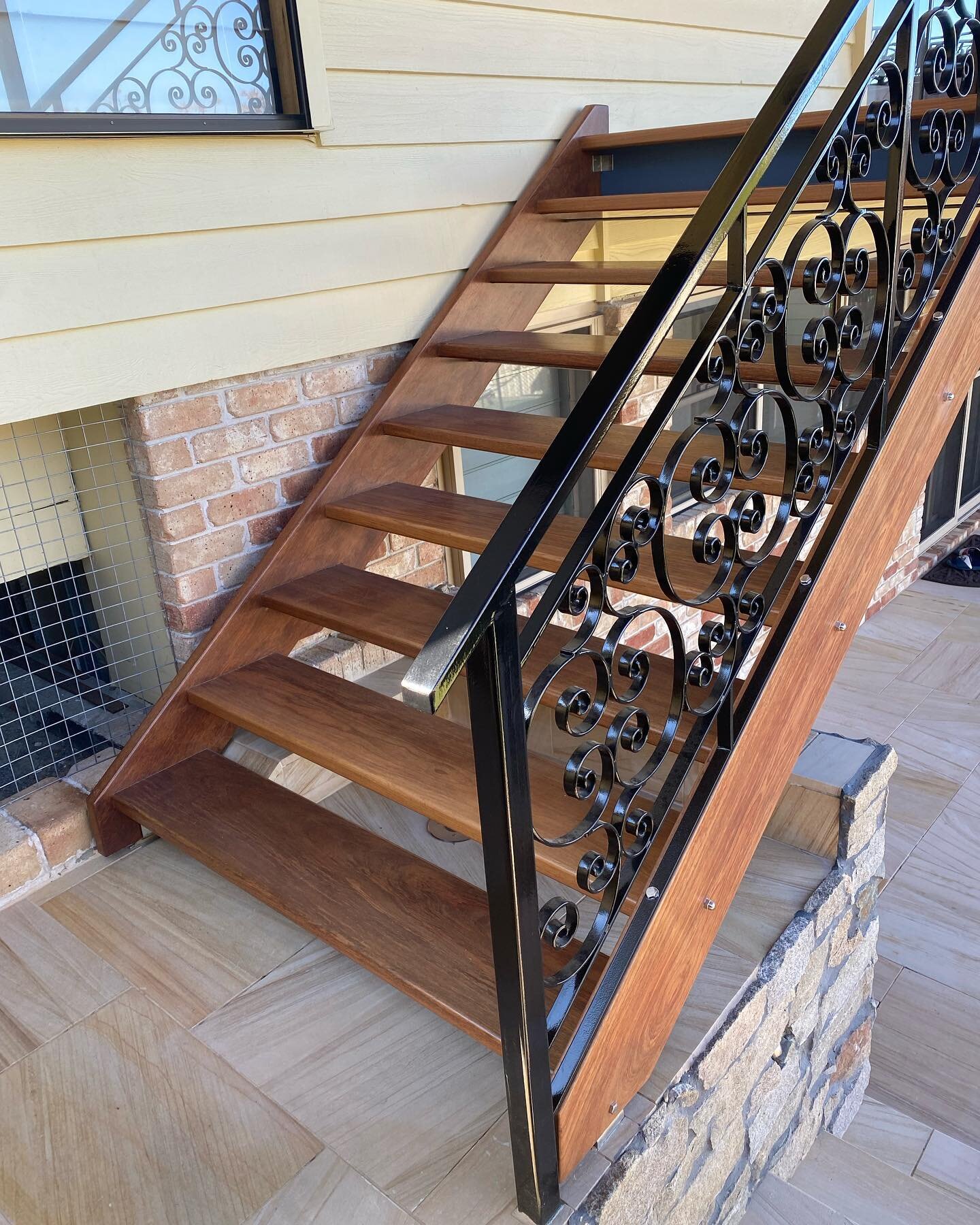 Some pictures of the solid Merbau open-rise staircase !!!!

Swipe to see more ▶️ of the 45mm  hardwood stair, made to suit the same width of the decking 👌🏼 Visit the link in my bio for any enquiries!

#babichconstructions #merbau #staircase #stair 