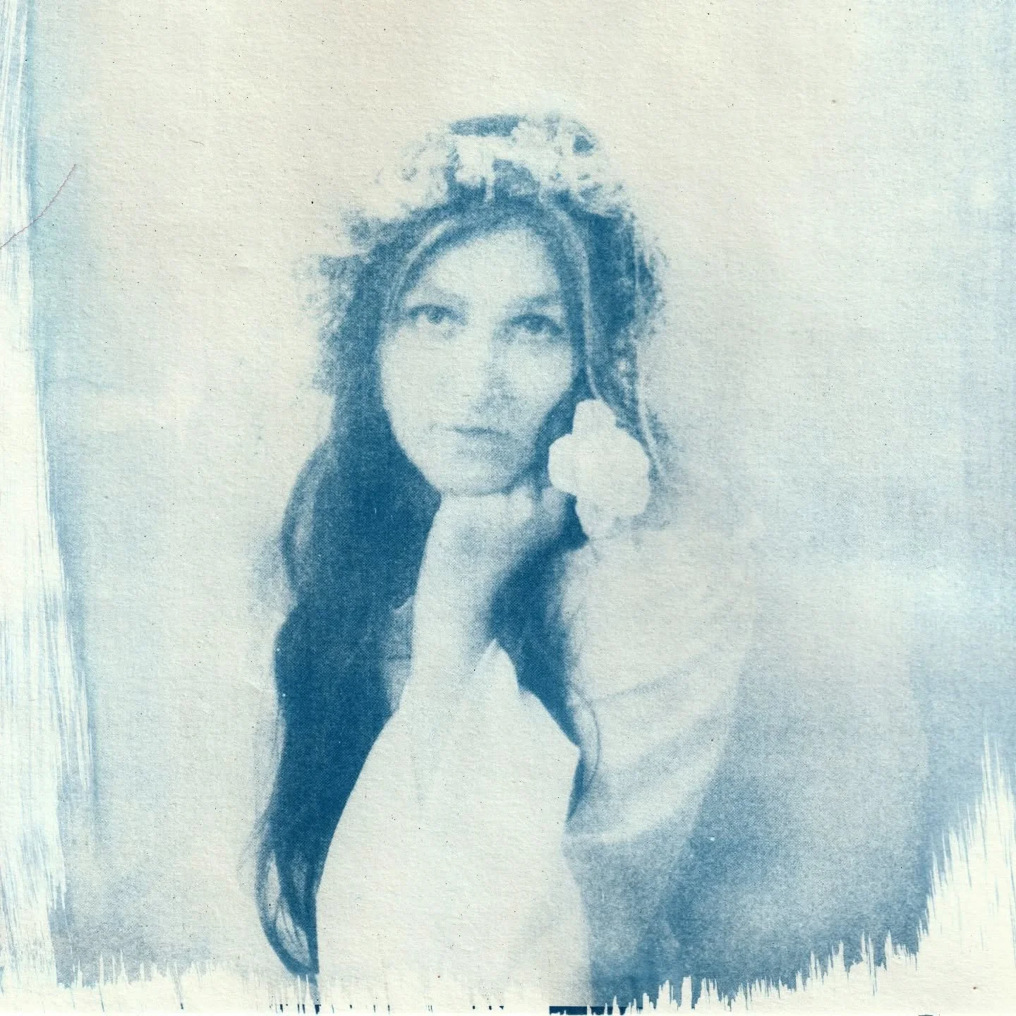 AUTOPORTRAIT 🕊🌺
- Florals from friends 

-Cyanotype on watercolour paper