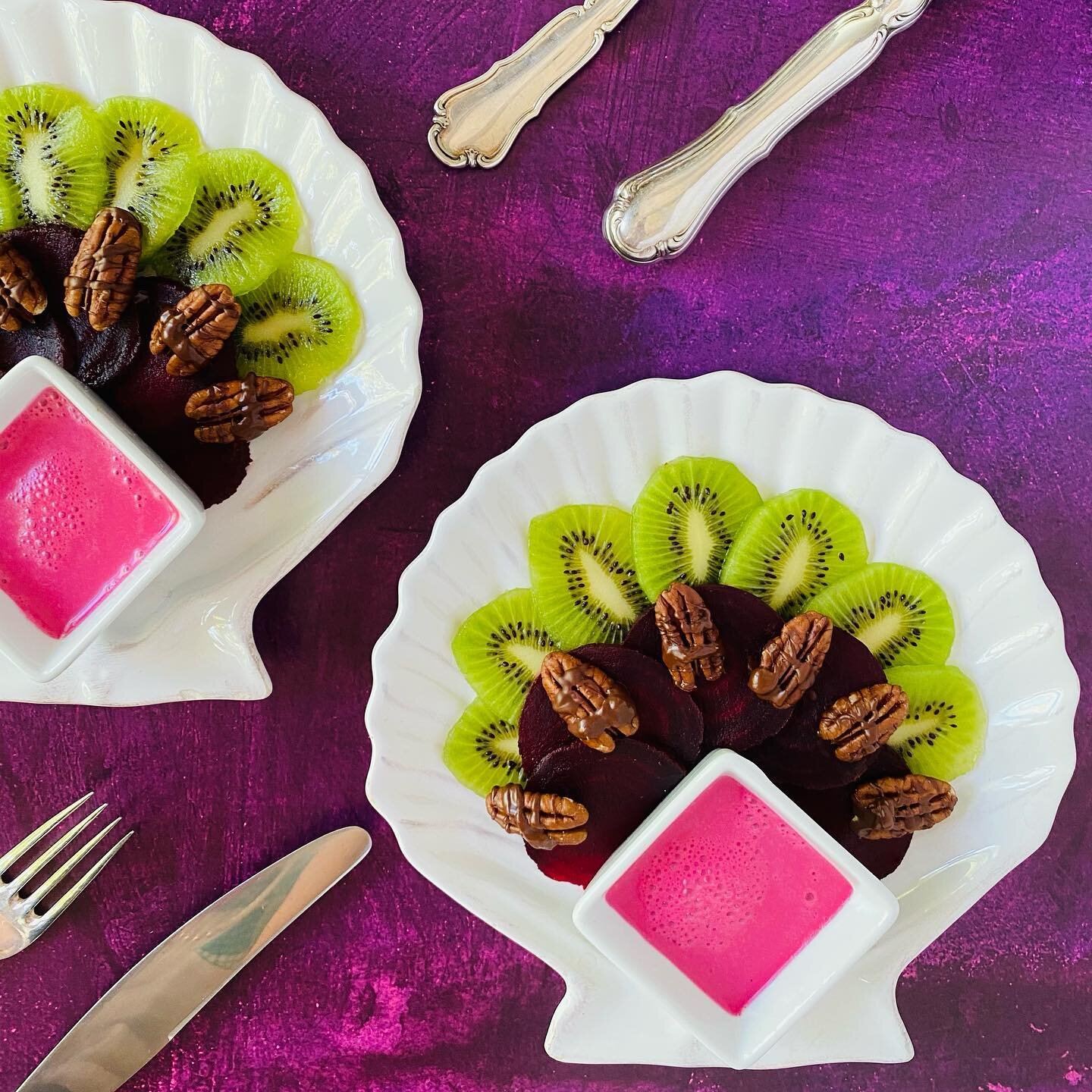 ✨✨✨
🥝 💖Kiwi - Red Beet Carpaccio 💖🥝 

check out my original recipe in our new cookbook: ✨MAGICFOODVEGAN ✨  with @callwey 

❗️Preorder now on AMAZON❗️ 
#magicfoodvegan #original #recipe in #new #cookbook #kochbuch with @callwey #artwork by @bergon