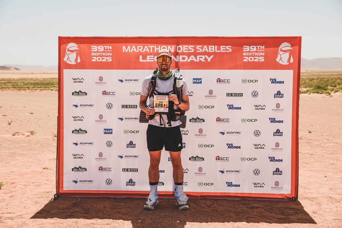 🏜️ 𝗛𝗼𝗲 𝗼𝘃𝗲𝗿𝗹𝗲𝗲𝗳 𝗷𝗲 𝗱𝗲 𝘇𝘄𝗮𝗮𝗿𝘀𝘁𝗲 𝘂𝗹𝘁𝗿𝗮𝗺𝗮𝗿𝗮𝘁𝗵𝗼𝗻 𝘁𝗲𝗿 𝘄𝗲𝗿𝗲𝗹𝗱?

Het verhaal van Ruud De Rybel en zijn uitzonderlijke prestatie in de Marathon des Sables 💥

250 km door de Sahara, temperaturen tot 45&deg;C, een