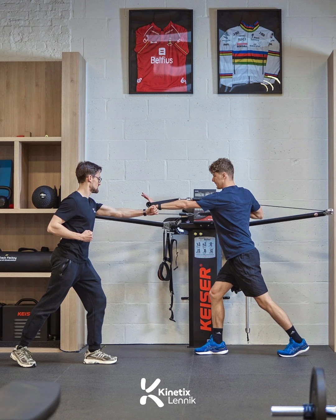 🏃&zwj;♂️ SPORTREVALIDATIE 

Van lopersknie tot verstuiking, van rugklachten tot peesblessures &mdash; wij begeleiden je terug naar jouw sport, stap voor stap.

Onze aanpak?
🎯 Sportspecifiek vanaf dag &eacute;&eacute;n
👥 E&eacute;n-op-&eacute;&eacu