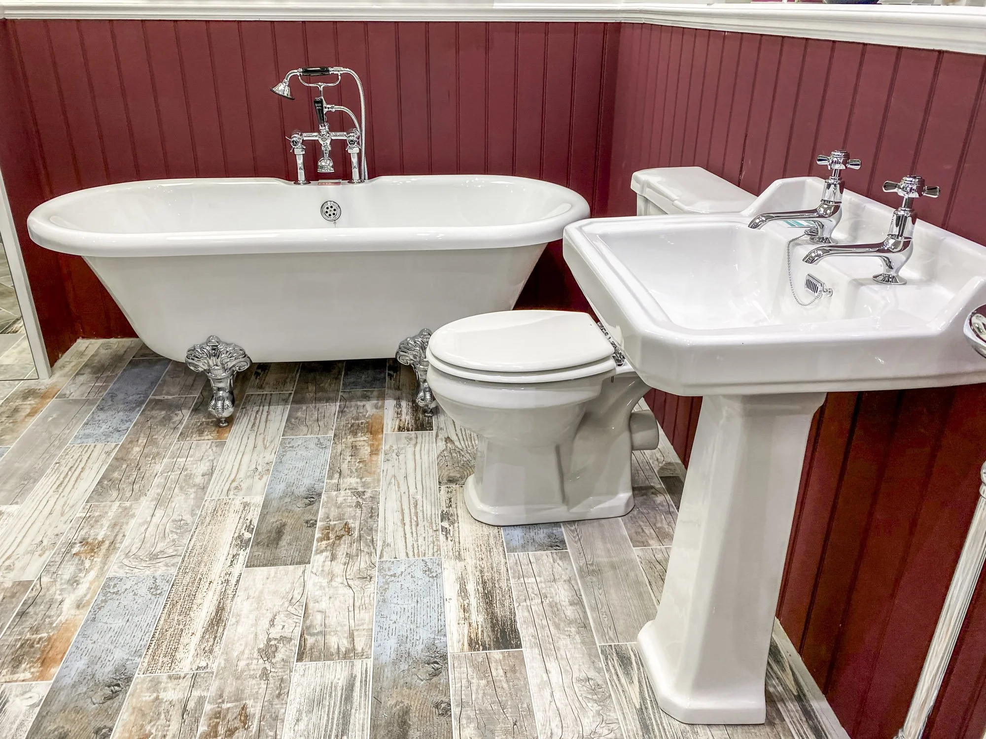 Ex-Display Traditional Roll Top Bath Full Suite (2 of 1).jpg