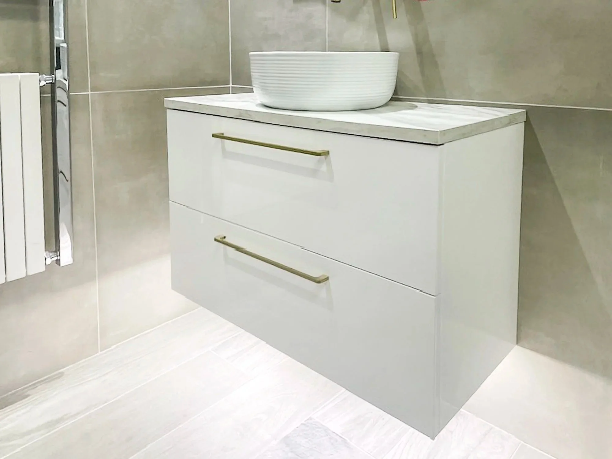 imgi_80_Ex-Display+Novum+White+Gloss+Vanity+Unit+-+Wtop+and+Bow.jpg