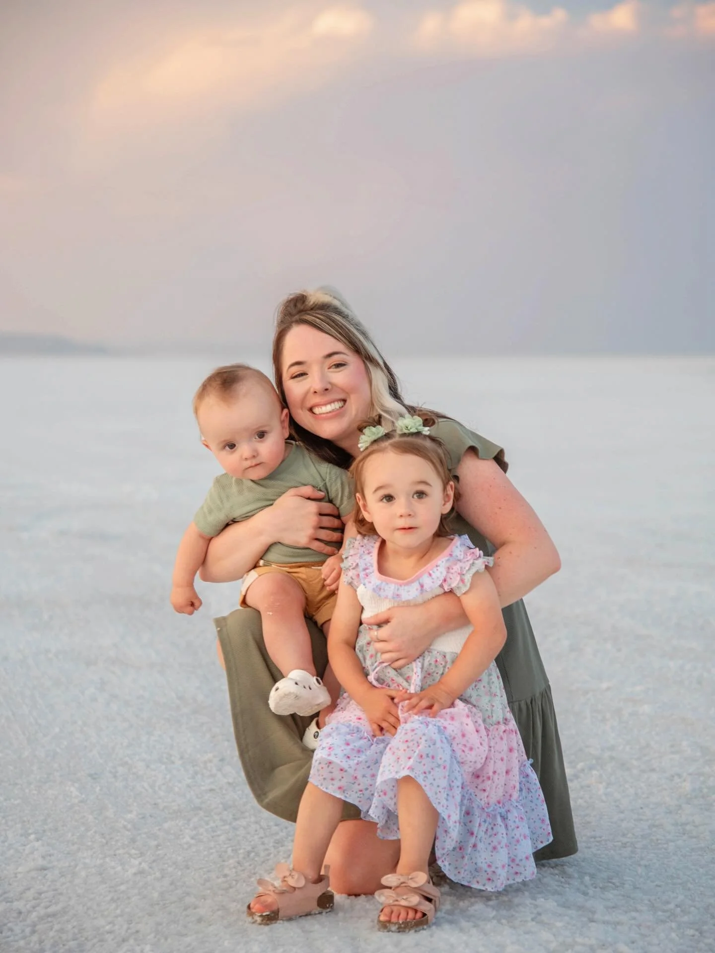 The light. ✨
The sky. ✨
This beautiful mama and her babies 🫶🏼

Pure magic on the #bonnevillesaltflats tonight!

#GoldenHourMagic 
#TwilightPortraits 
#SaltFlatsPhotography 
#FamilyPhotosAtSunset 
#GoldenLightGlow 
#BonnevilleSaltFlats 
#UtahPhotogr