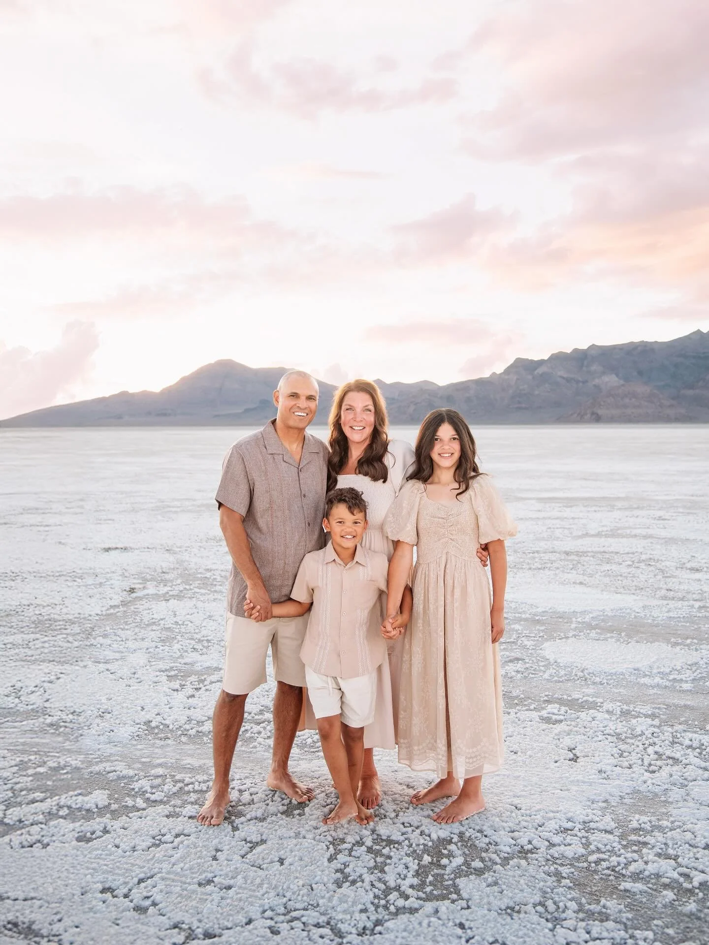 Had the BEST time with this beautiful and joy-filled family who came all the way from northern Utah! ✨ From laughter and playful moments to the sweetest snuggles, they brought so much love and energy to the Salt Flats. The skies put on a show for us,