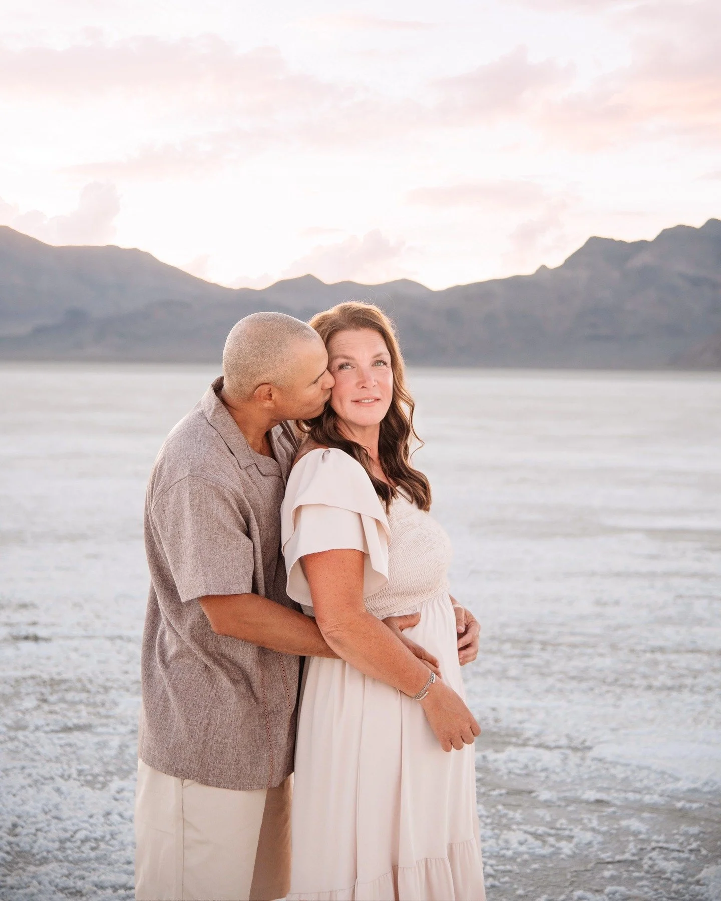 😍 #SaltFlatsLove #BonnevilleSaltFlats #CouplesPhotography #AdventureCouple #UtahPhotographer #UtahCouples #UtahElopement #CouplesInLove #AdventurePhotography #CouplesPhotoSession #WildLove #GoldenHourCouple #LoveInTheDesert #SaltFlatPhotos #CouplesS