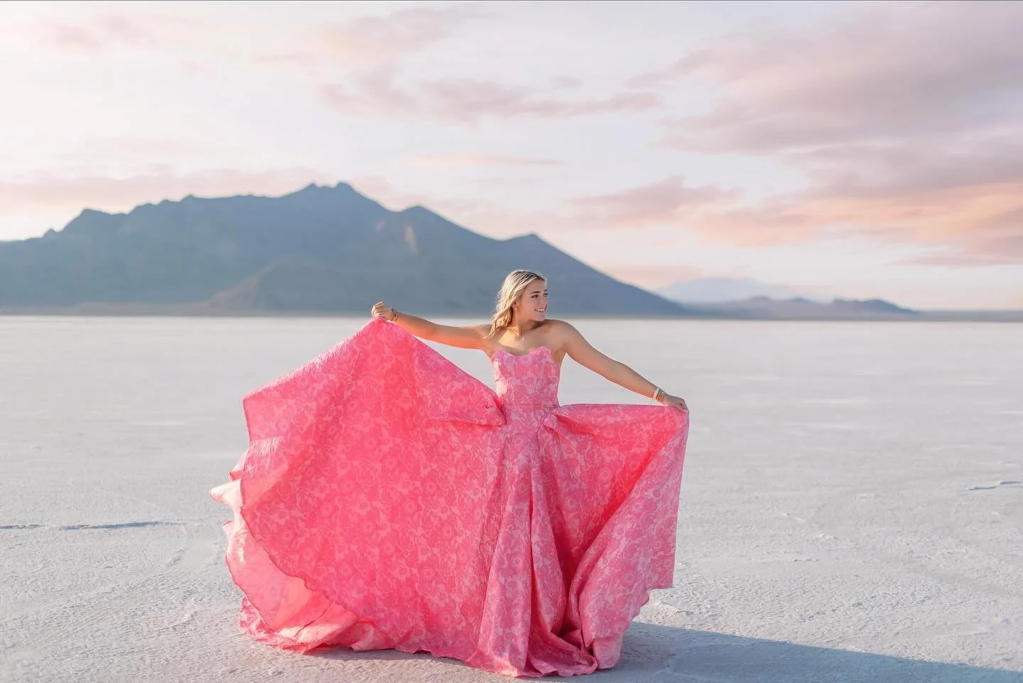 3 words. RENT. THE. DRESS. This gorgeous Texas senior wowed the #bonnevillesaltflats with this beautiful piece and that killer smile!

#SeniorPhotography #SeniorPortraits #SeniorPictures #SeniorSession #SeniorPhotographer #UtahSeniorPhotographer #Uta