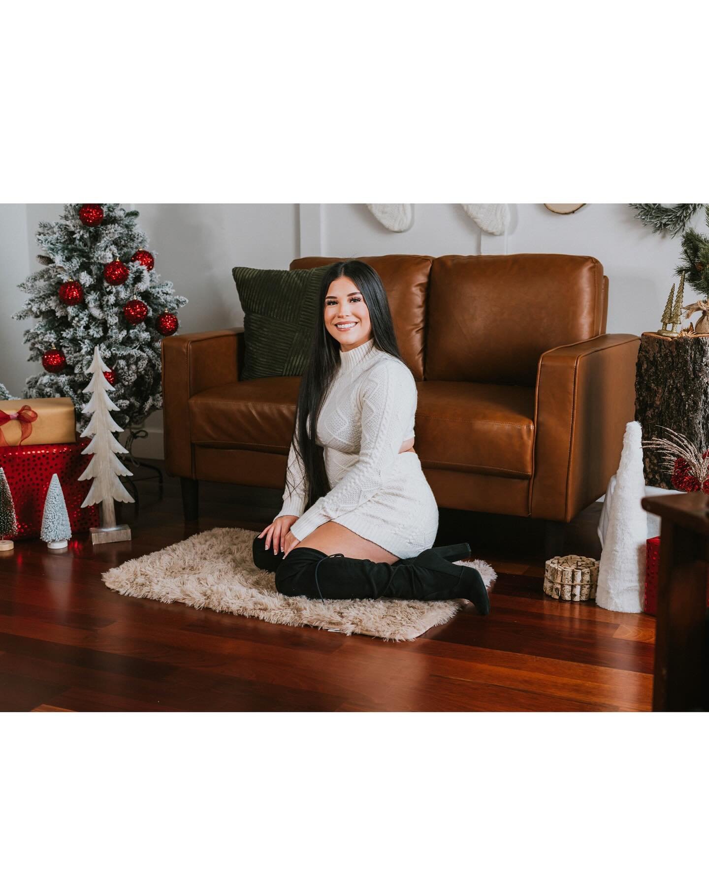 I had so many great Christmas minis booked this year! Too many to share them all but here&rsquo;s another favorite of mine! How cute is this little family?!! 🎄🎅