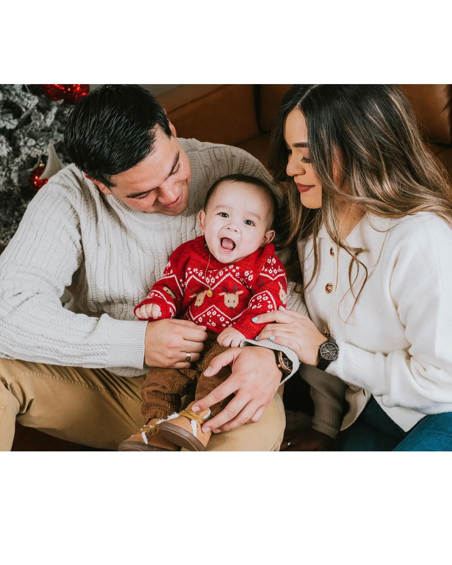 One more favorite before the night ends! More to come tomorrow! Thank you to all of you who booked! This was a great Christmas mini season!!

Hair and Make-Up by @rosydoradoharo