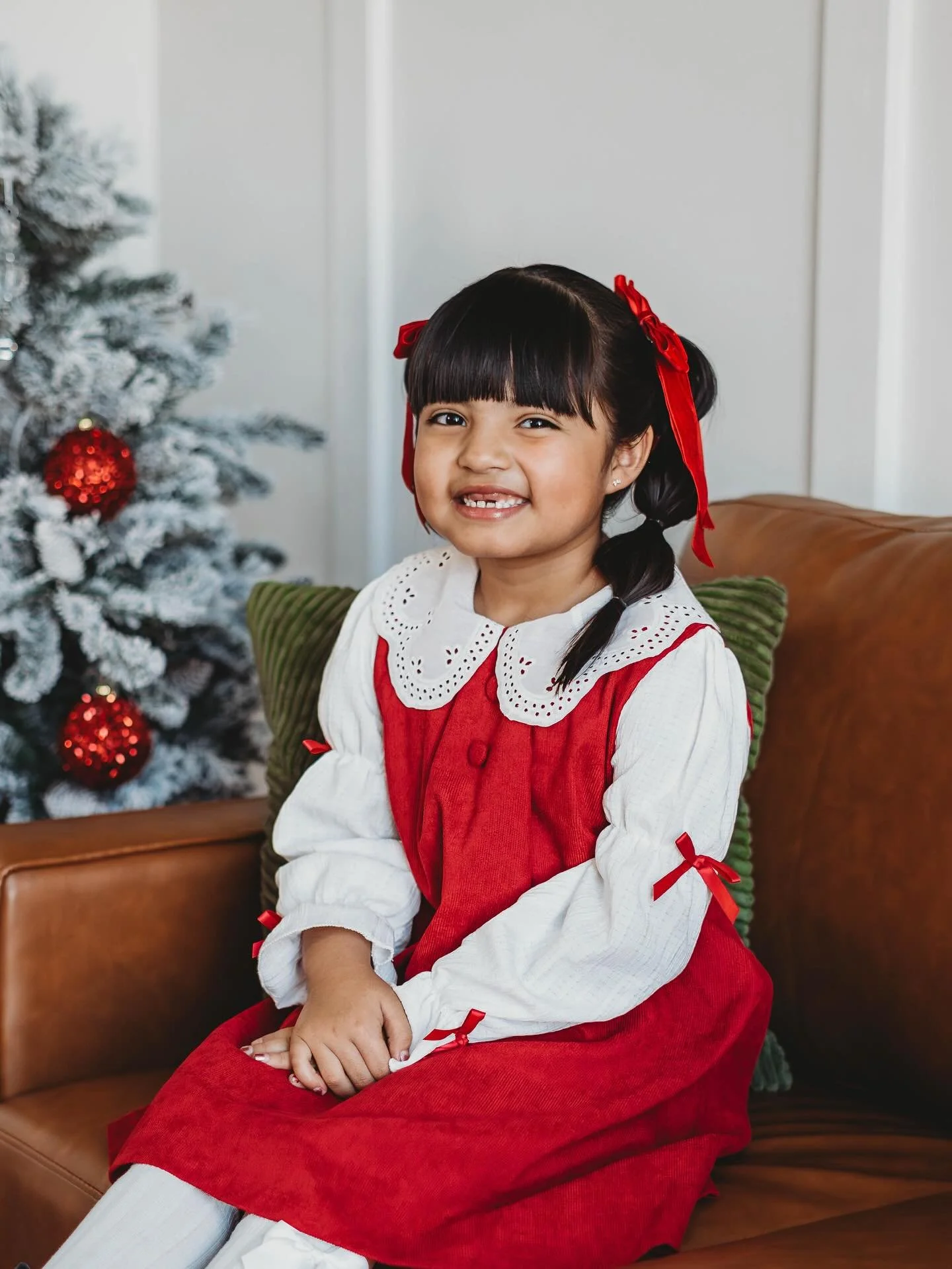 Sharing a sneak of this sweet little one from one of the Christmas minis today! Such a cutie pie!