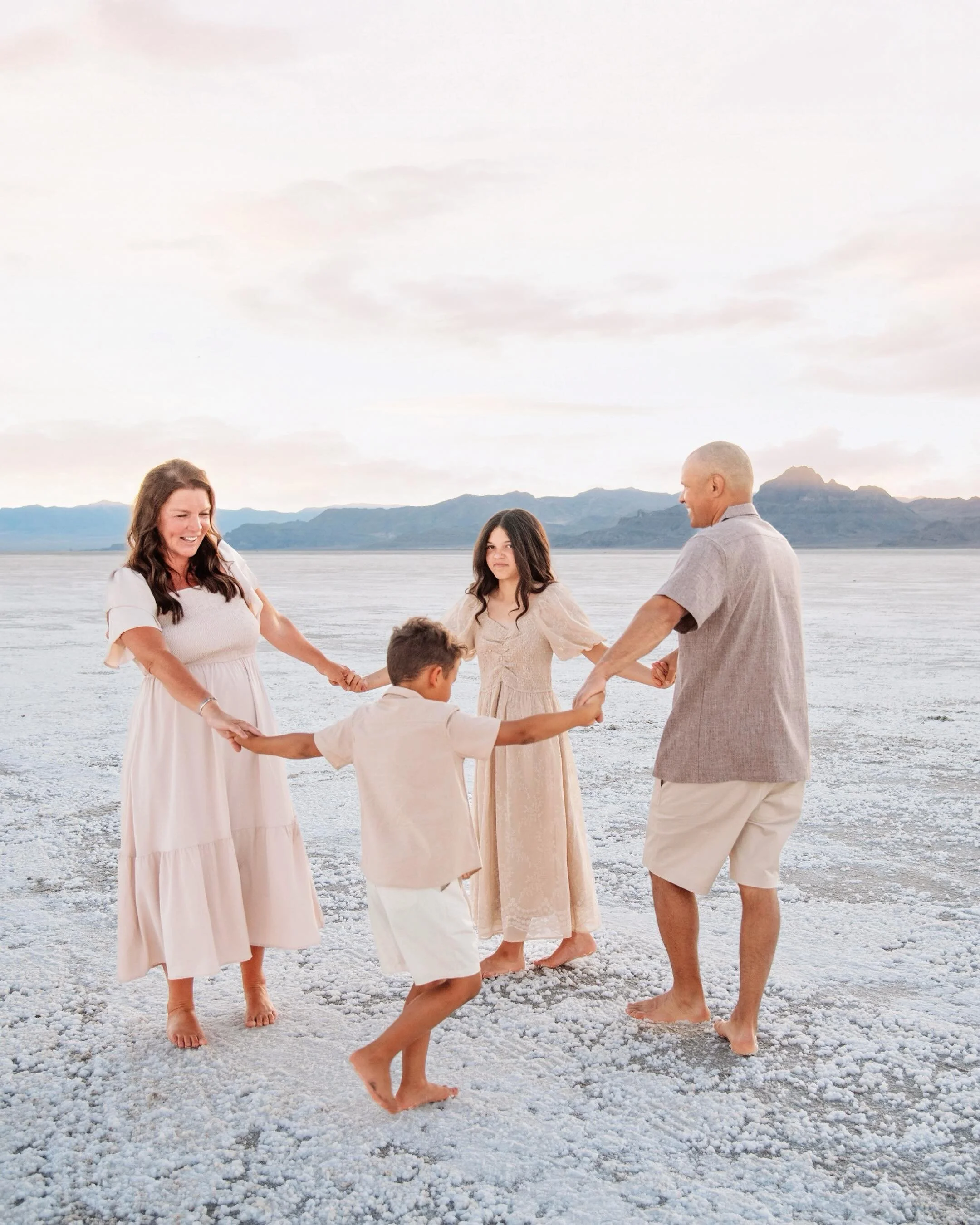Let me just say this upfront&hellip; ⠀
You do NOT need perfect kids, a super excited husband, or to feel 100% confident in your body to book photos.
⠀⠀ Because honestly&hellip; most families show up like this 👇
⠀⠀ Kids running wild Dad counting down