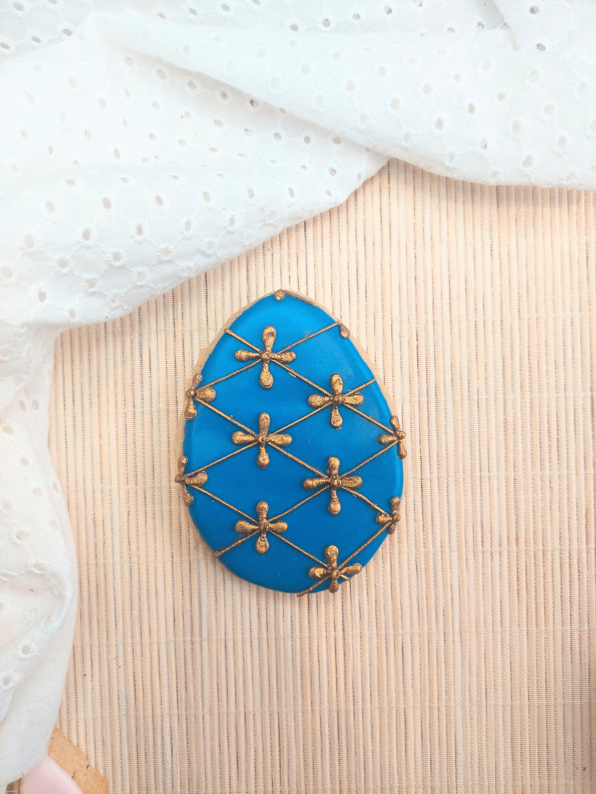 Oeuf Fabergé bleu biscuit - Modifié-min.png